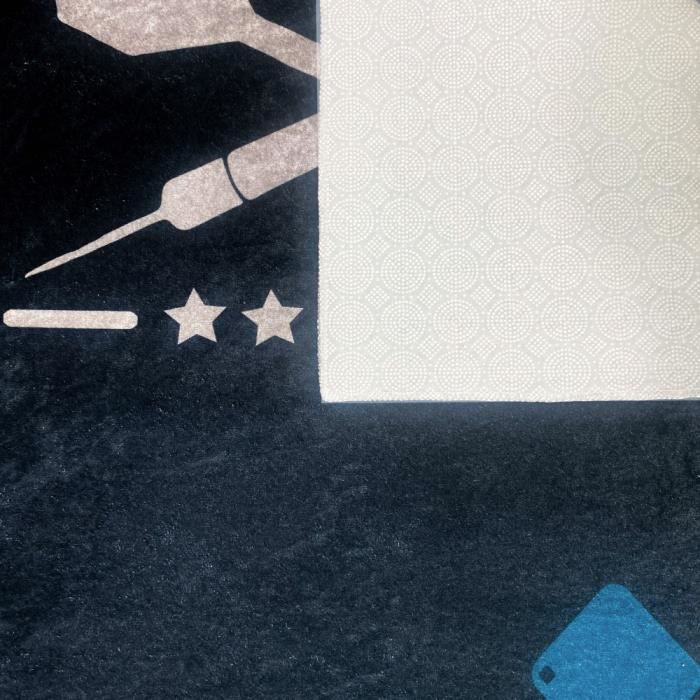 Diana de dardos de alta calidad con diseño detallado y línea de lanzamiento blanca marcada. Tamaño: 100 x 285 cm.