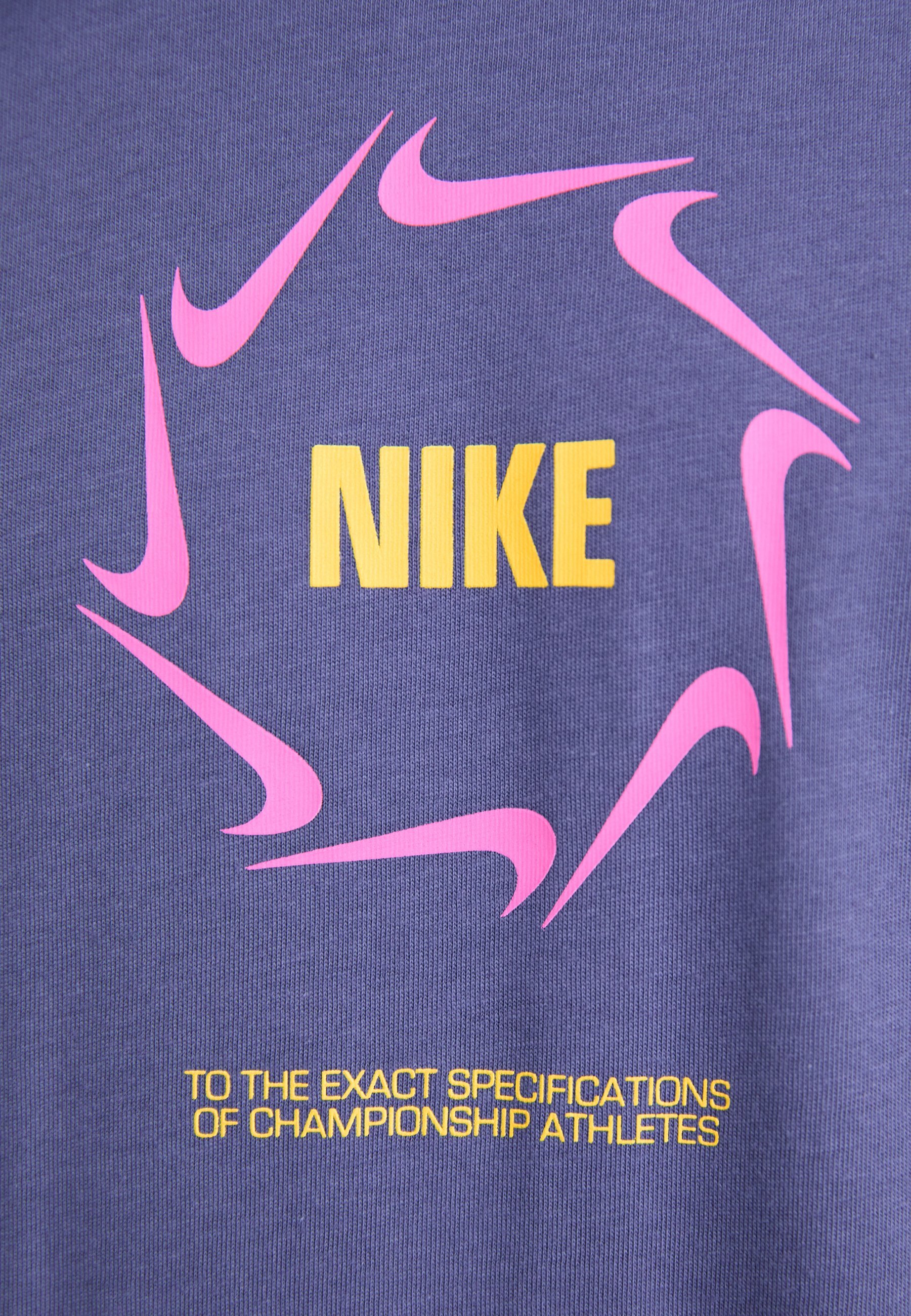 Nike Sportswear TEE - Koszulka z nadrukiem - piaskowo-fioletowa