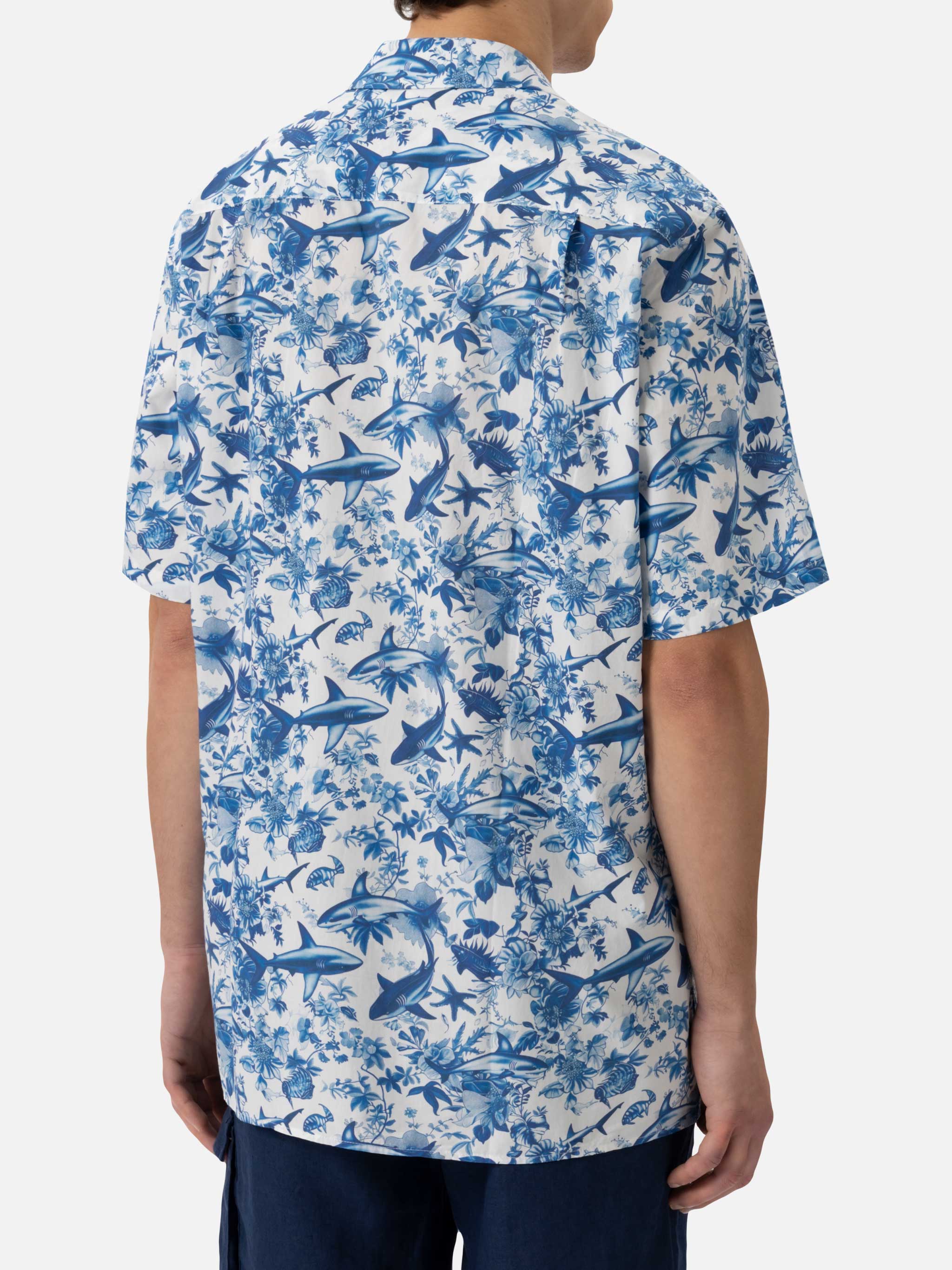 Kalea katoenen shirt met haaienprint | Ontwerp mede ontwikkeld door RI (AI)