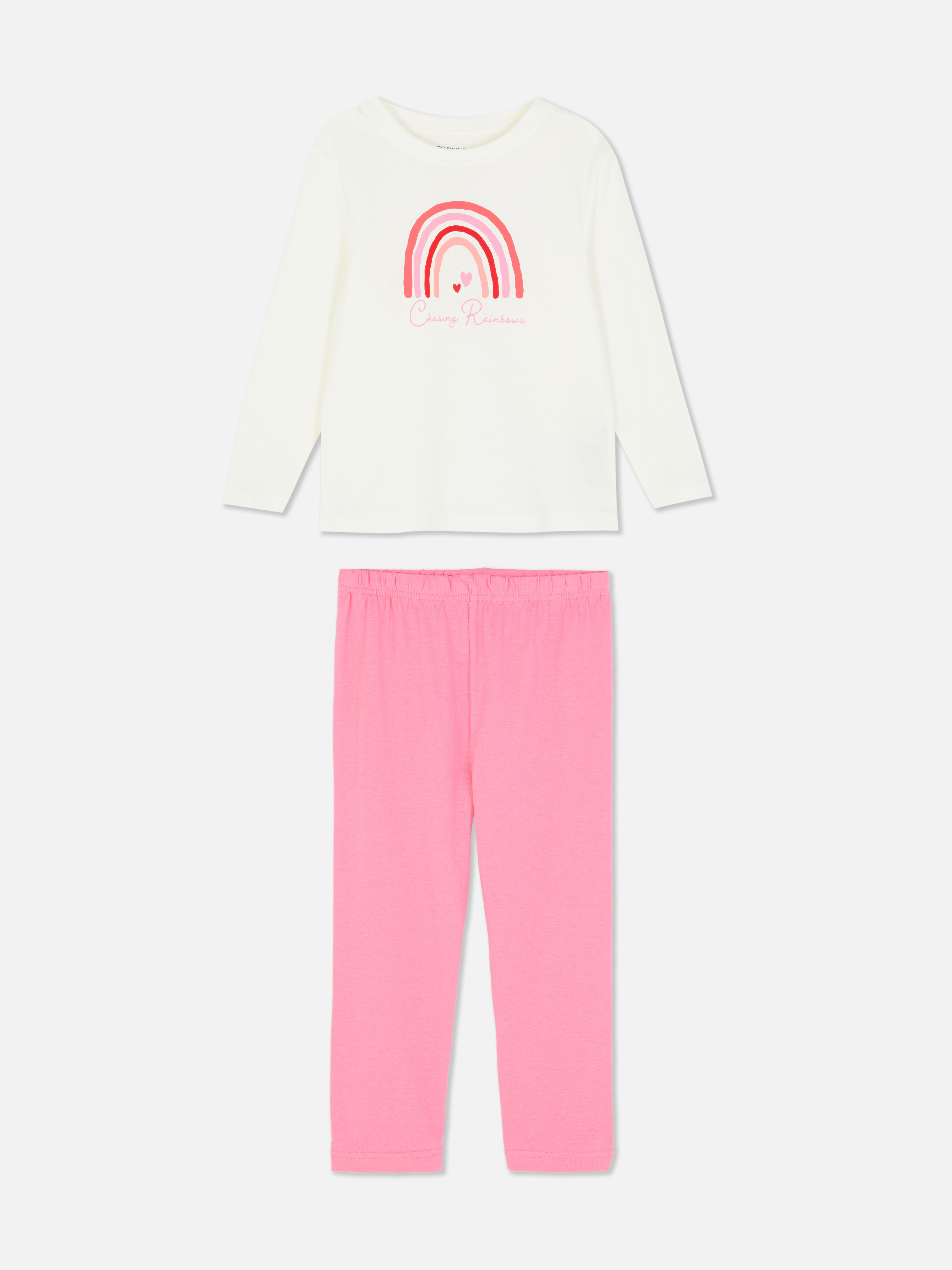 Pijama cu imprimeu curcubeu O pijama lungă cu imprimeu curcubeu