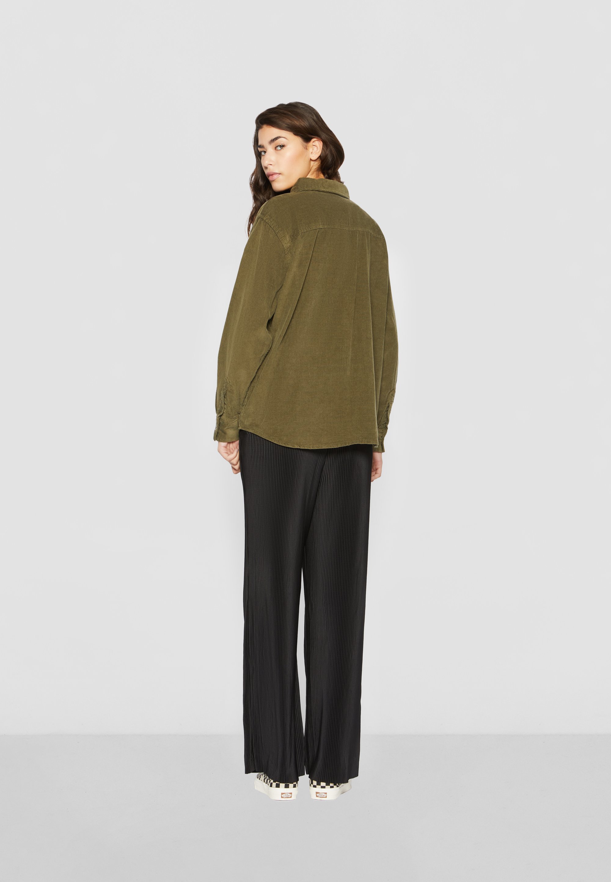 Urban Classics blouse met knoopsluiting - olijfgroen