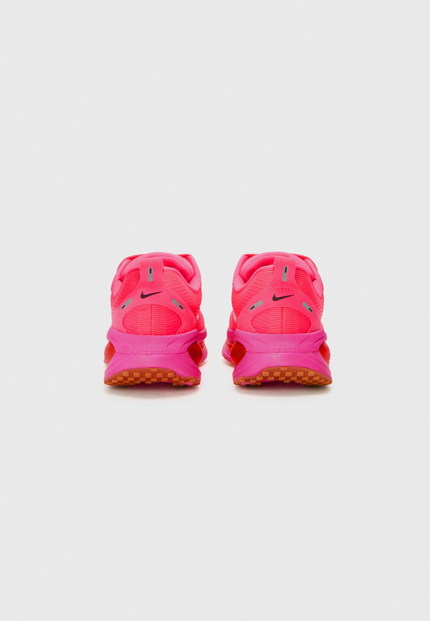 Nike Performance VOMERO 18 - Běžecké boty na silnici - růžová/stříbrná/karmínová/hyper oranžová/gumově světle hnědá/hyper růžová