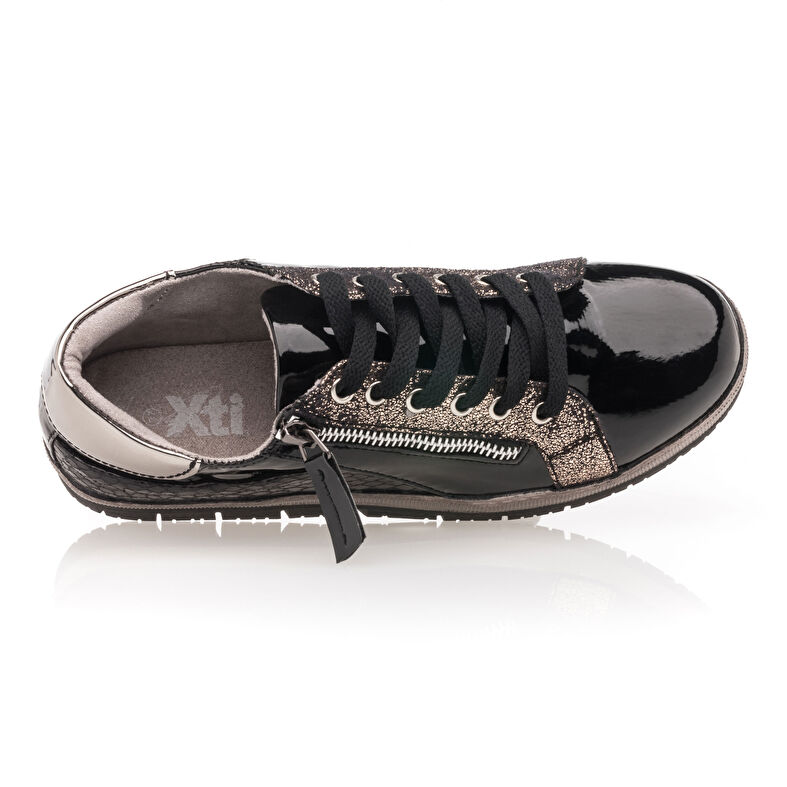 Zapatillas deportivas para mujer en color negro.
