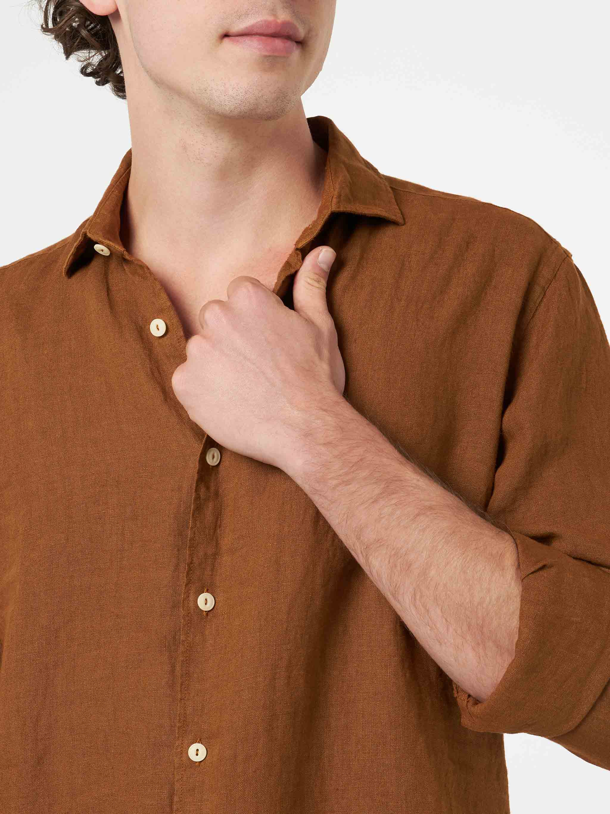 Camisa masculina de linho cor camelo Pamplona