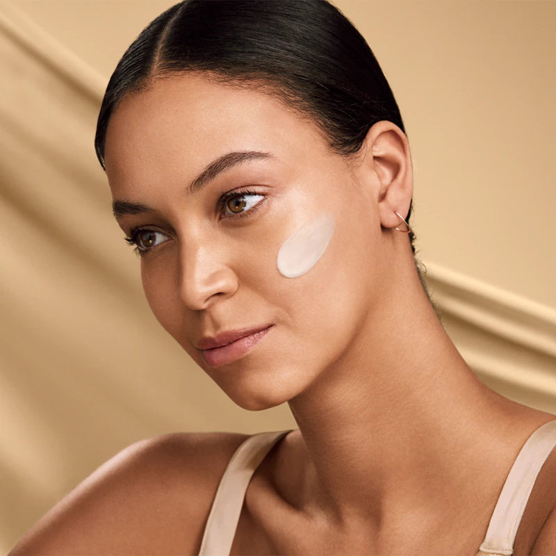 Estée Lauder Revitalizing Supreme+ Youth Power Soft Creme, um creme de dia leve, nutritivo e hidratante.