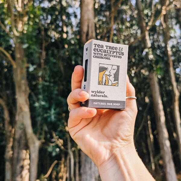 Wylder Naturals Tea Tree & Eucalyptus med aktivt kullsåpe 120g