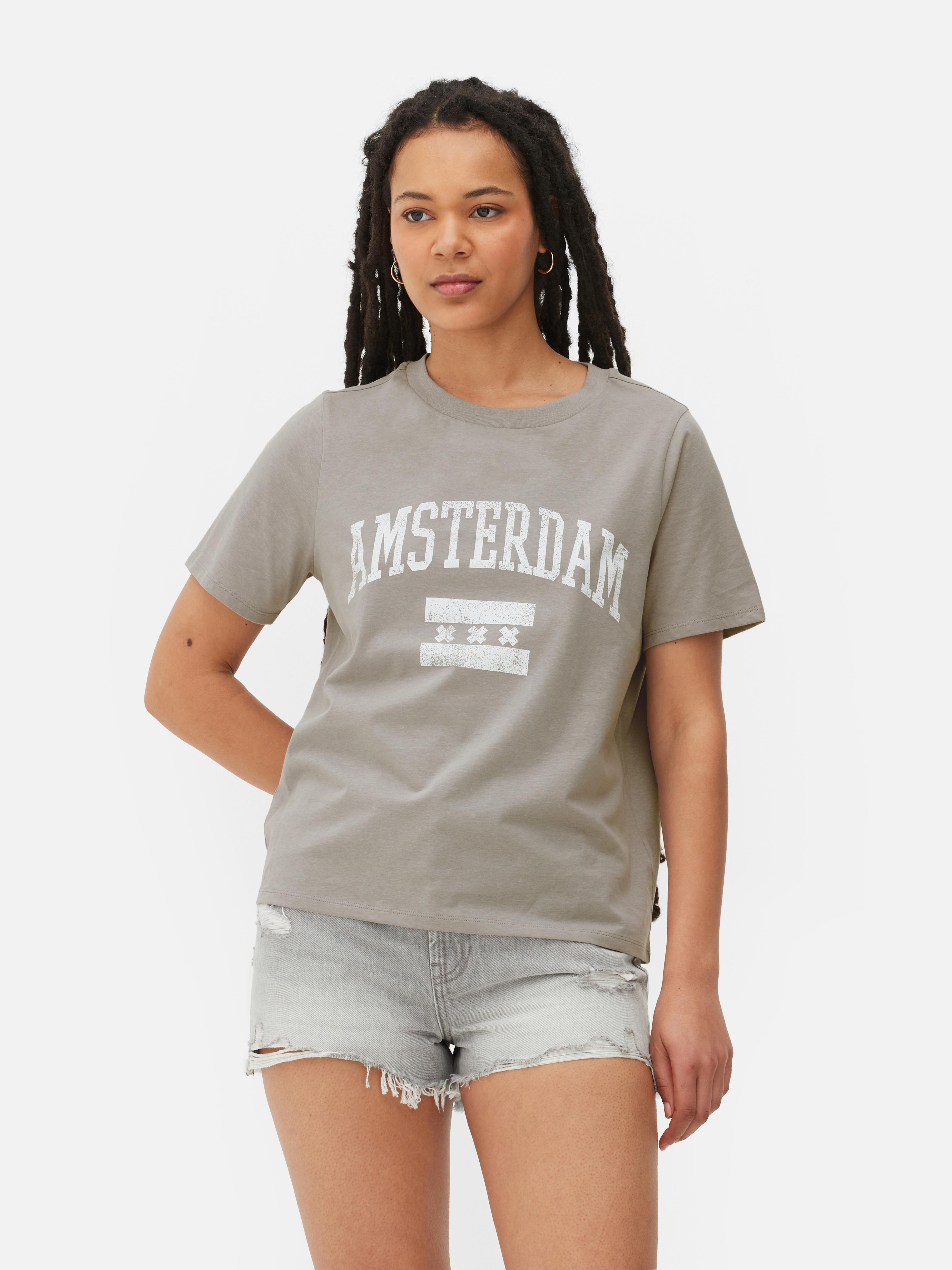 Tricou cu croială lejeră și imprimeu. Iată tricoul tău esențial de zi cu zi, cu un stil grafic.
