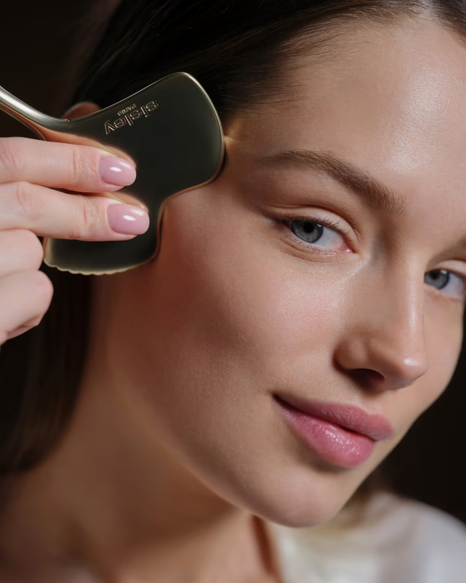 INSTRUMENT DE MASAJ SISLEY GINKGO GUA SHA IDEAL PENTRU RITUALURI ANTI-ÎMBĂTRÂNIRE