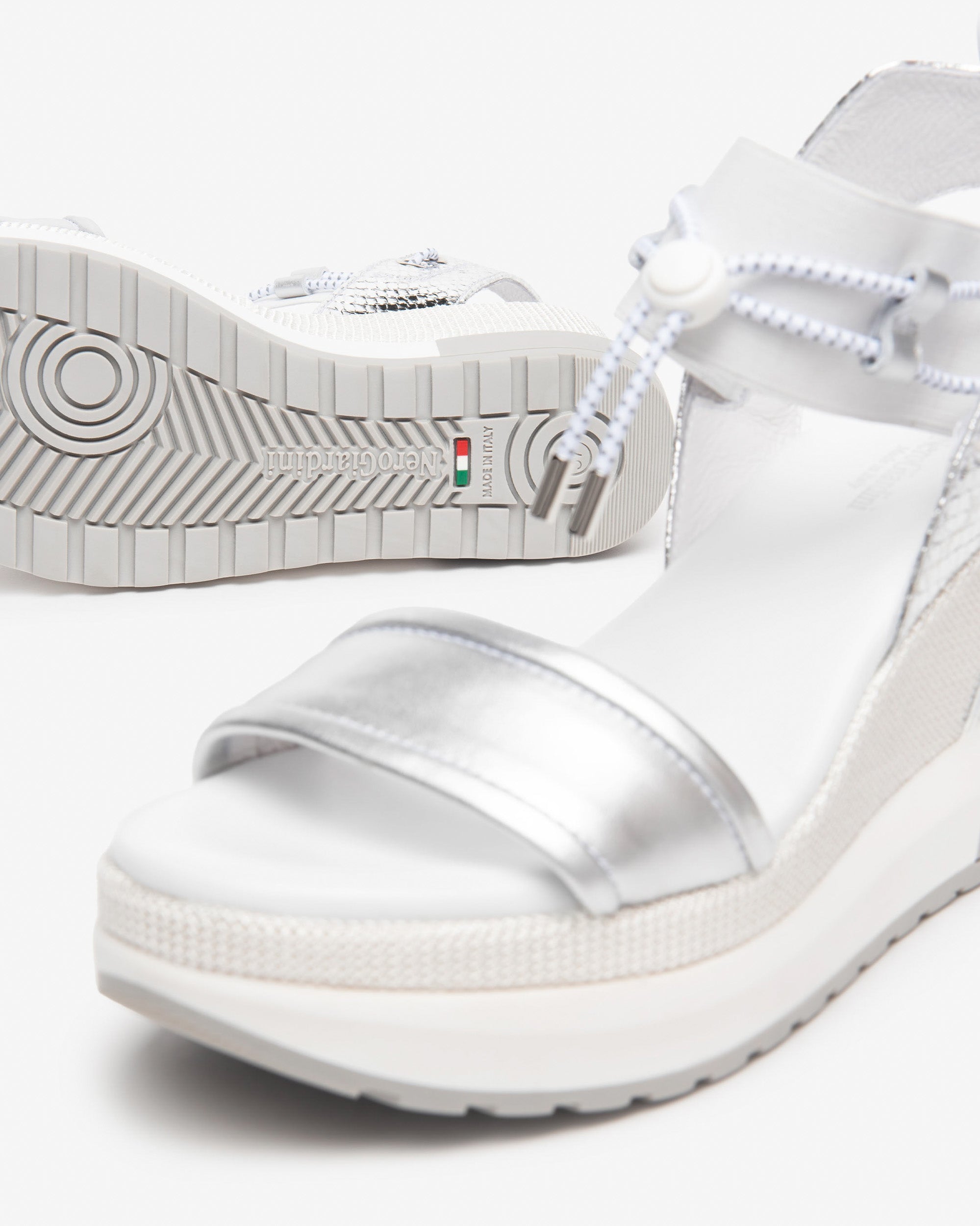  Damensandalen aus Leder und technischen Materialien