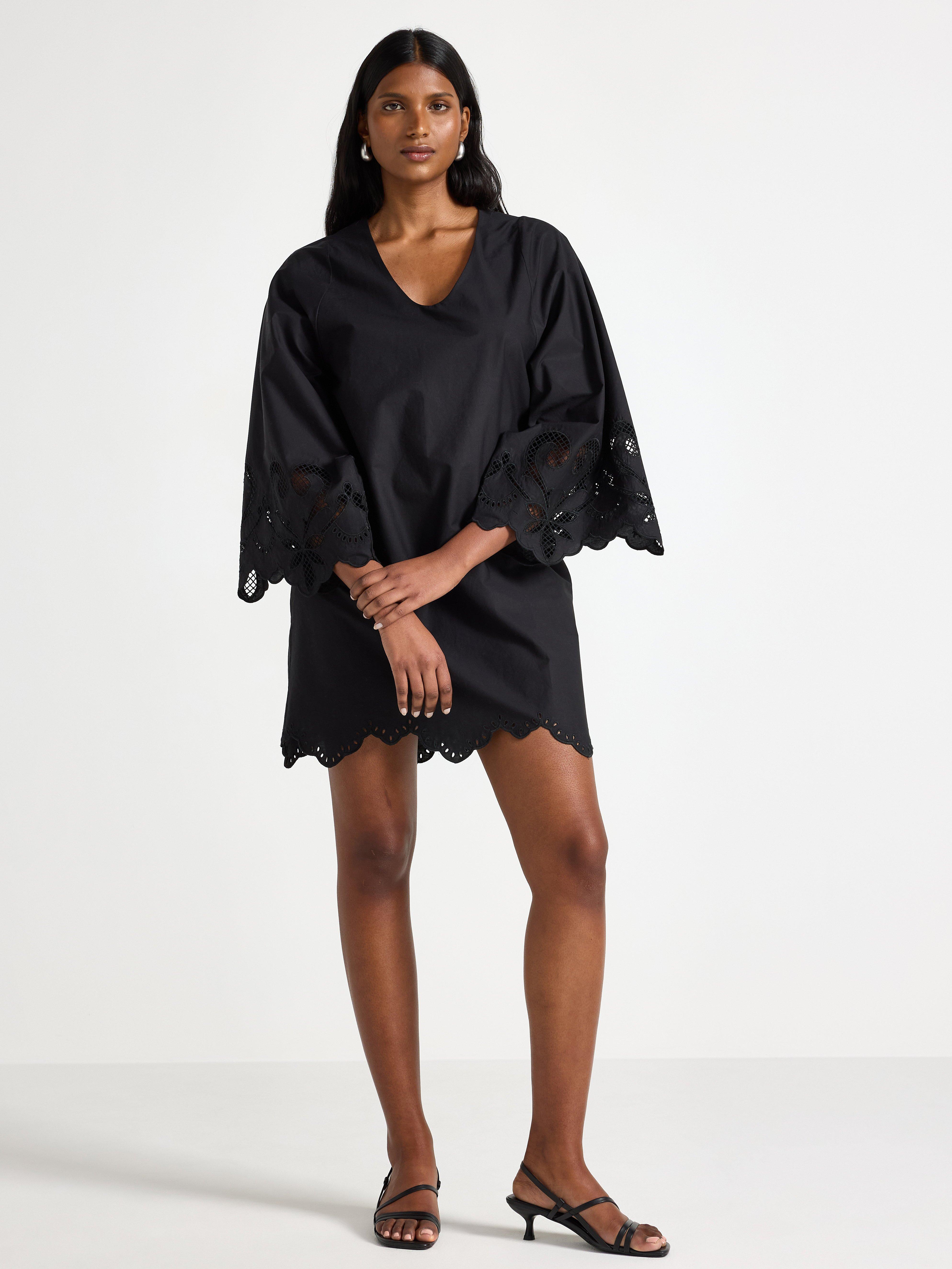 Mini vestido com detalhes em renda preta