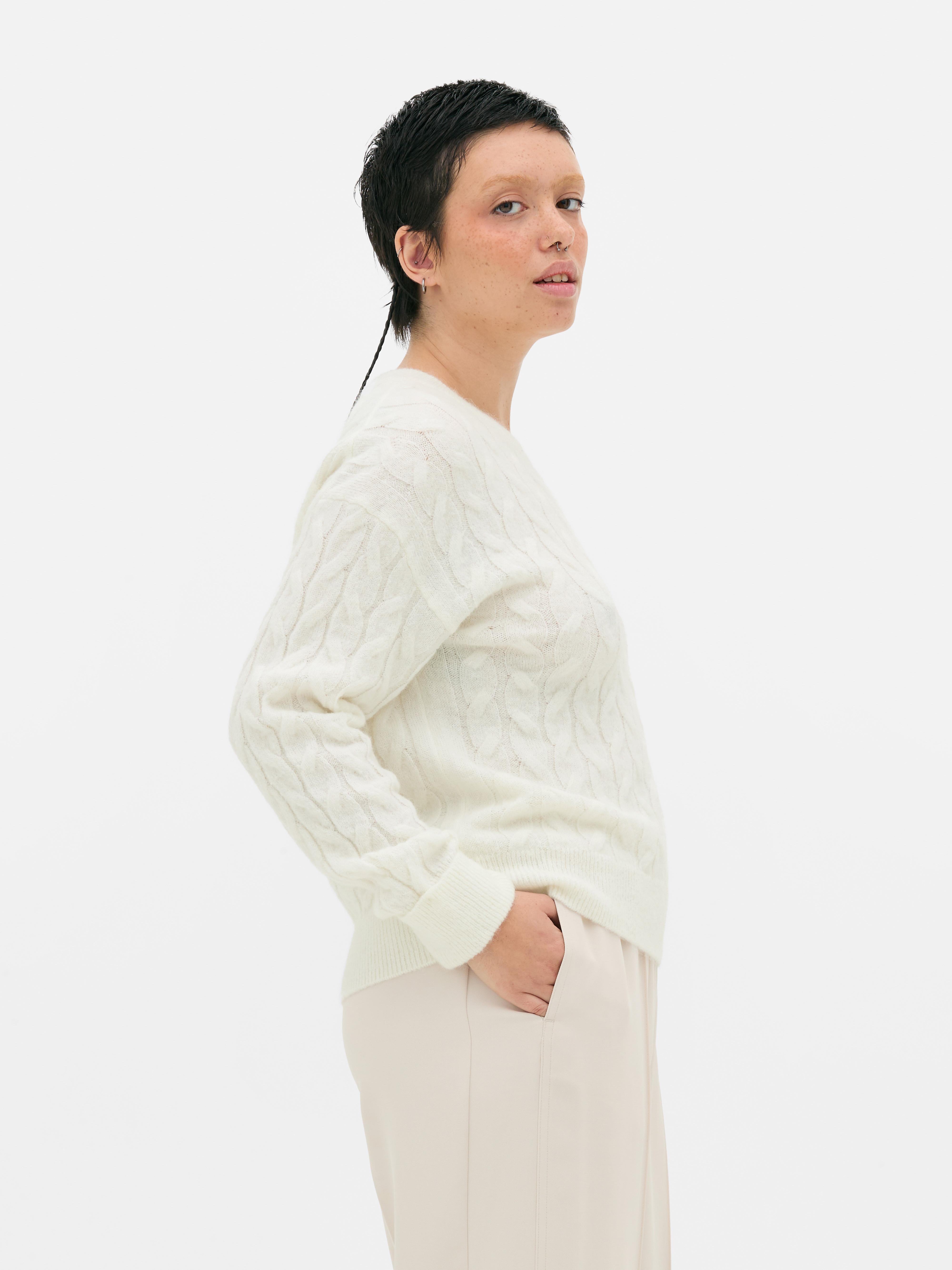 Zopfstrickpullover Ein Zopfstrickpullover mit Rundhalsausschnitt und klassischer Passform