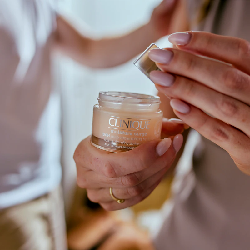 Hydratačný gélový krém Clinique Moisture Surge™ 100H Auto-Replenishing Hydratator