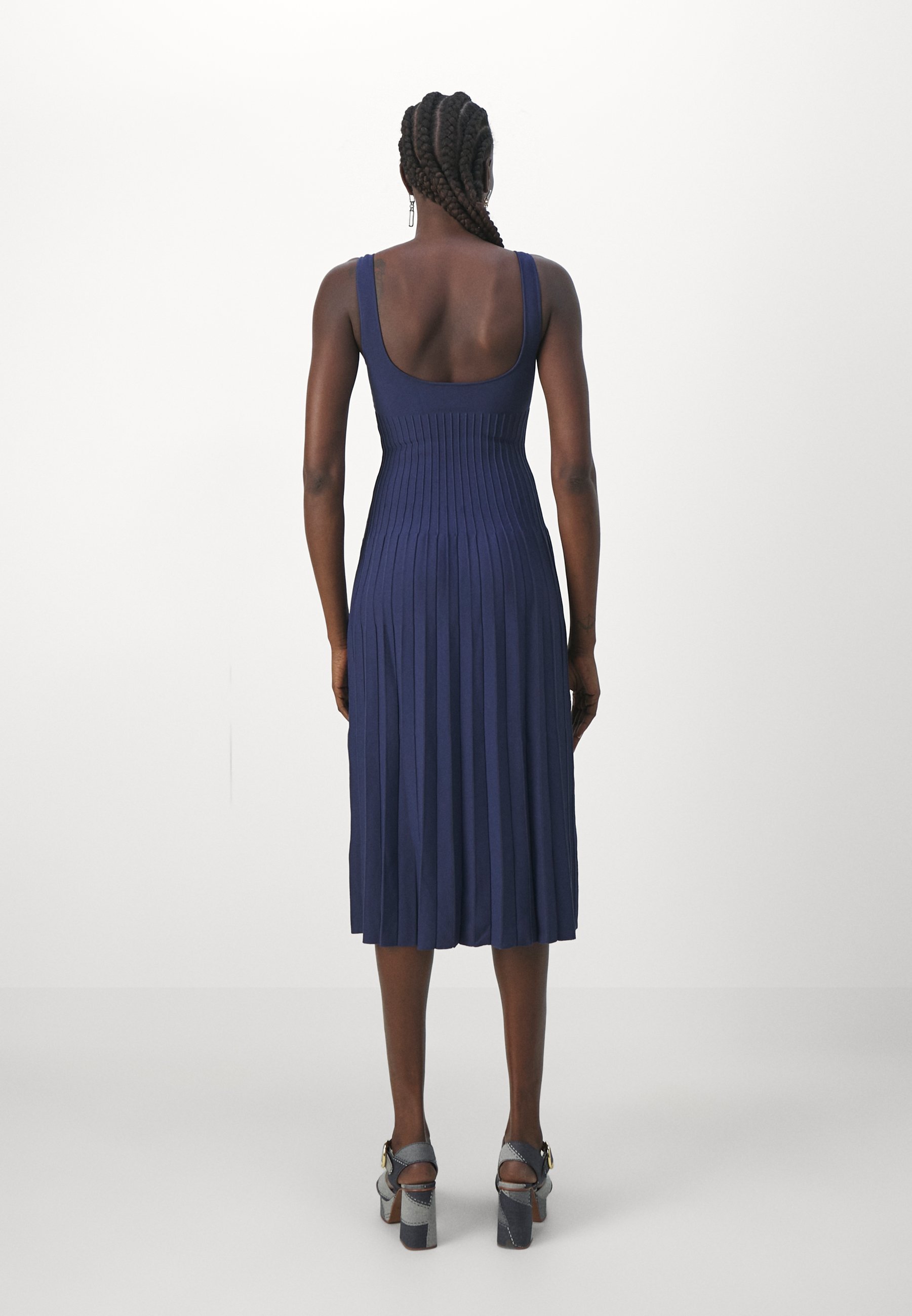 STAUD ELLISON DRESS - Svetrové šaty - navy
