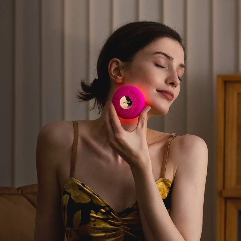 FOREO UFO™ 3 é um dispositivo sônico LED que acelera a ação da máscara com luz LED e NIR.