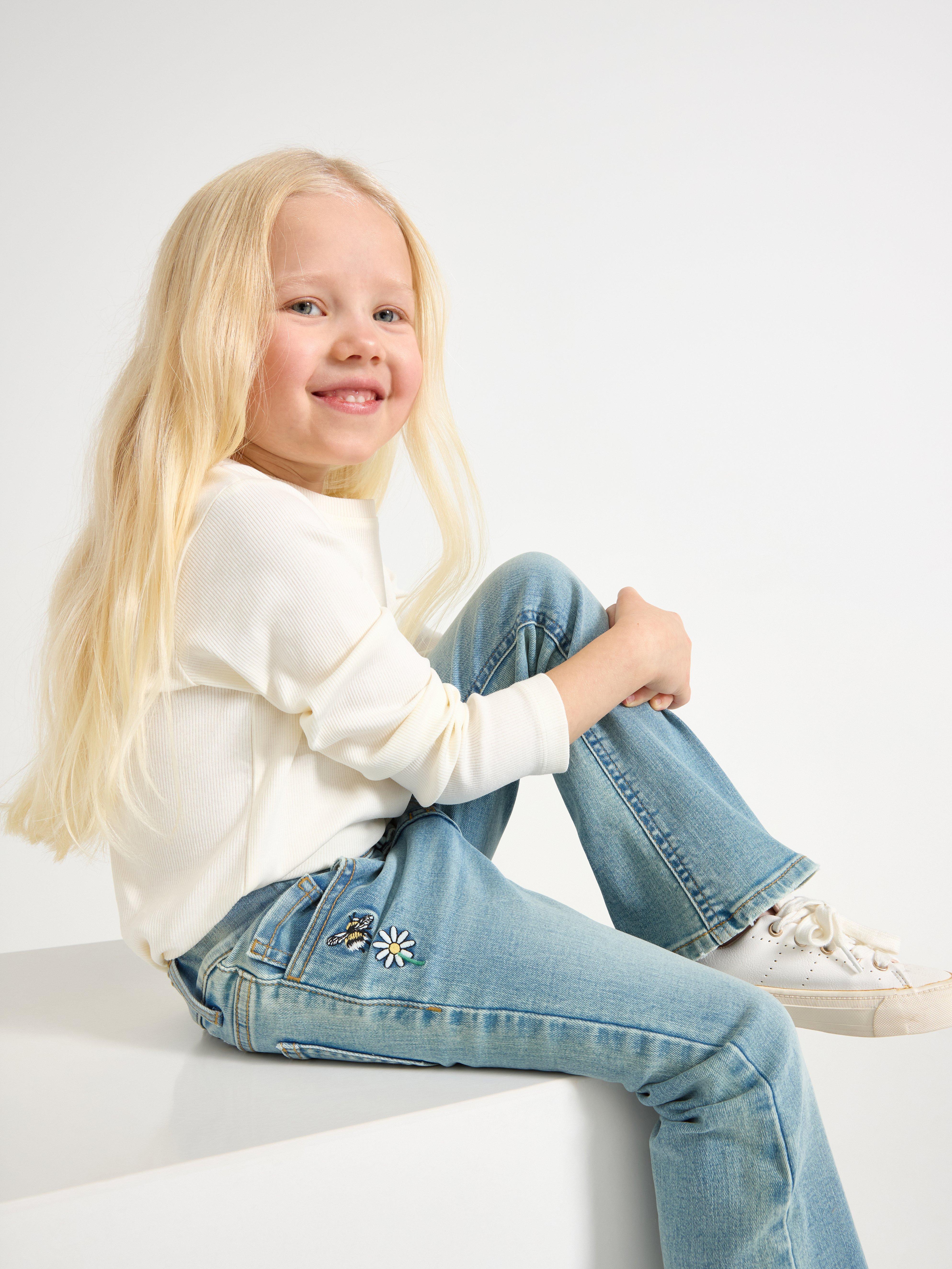 FREJA Jeans acampanados con bordados, mezclilla clara