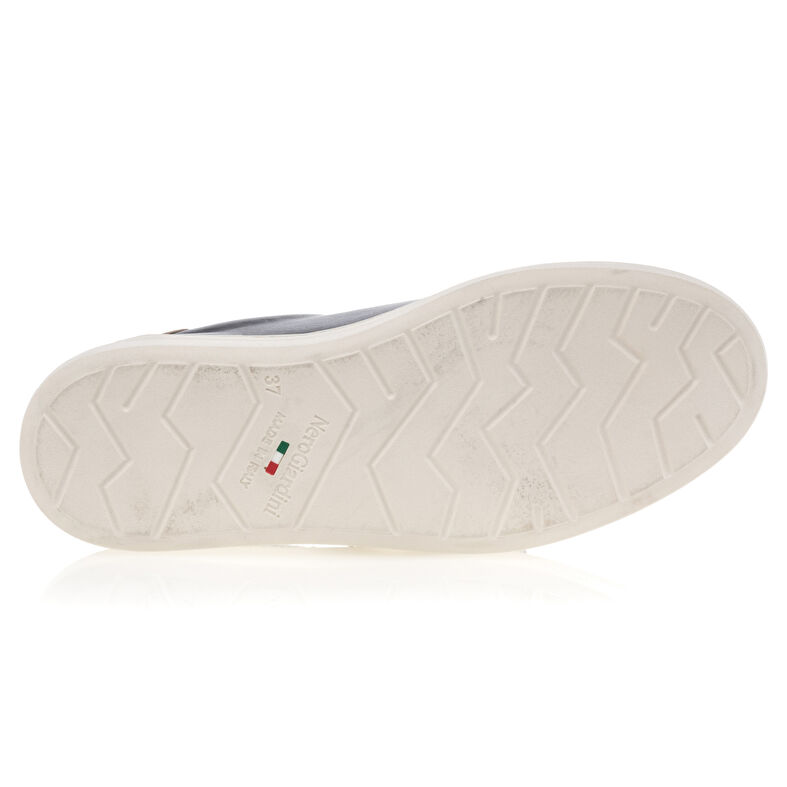 Zapatillas deportivas para mujer en color negro.