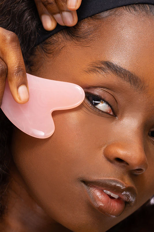Conjunto de cuidados com a pele Brushworks Resin Rose Roller & Gua Sha