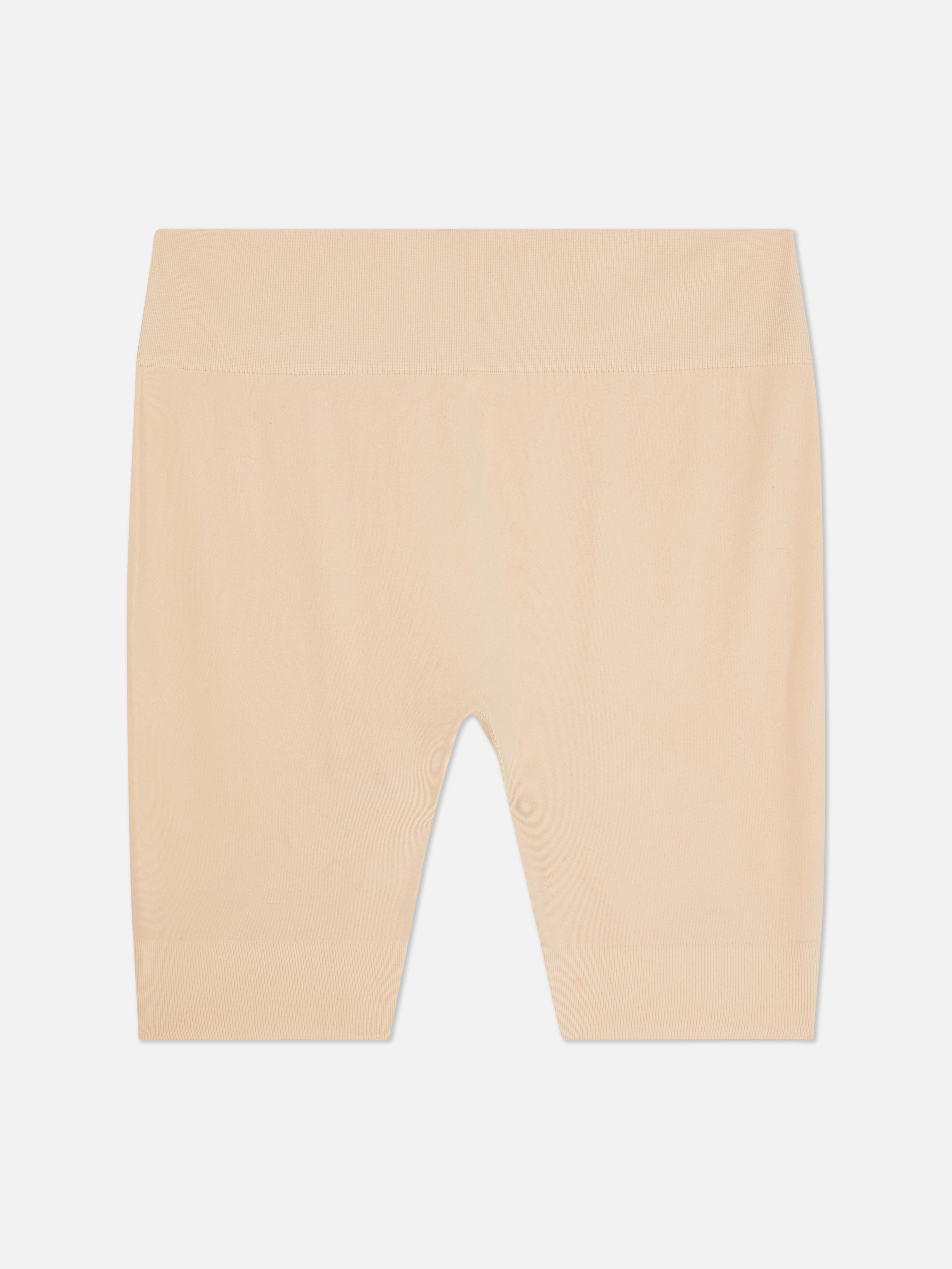 Pantaloni scurți fără cusături pentru a preveni iritațiile coapselor. Lenjerie modelatoare care se potrivește perfect pe sub ținute.