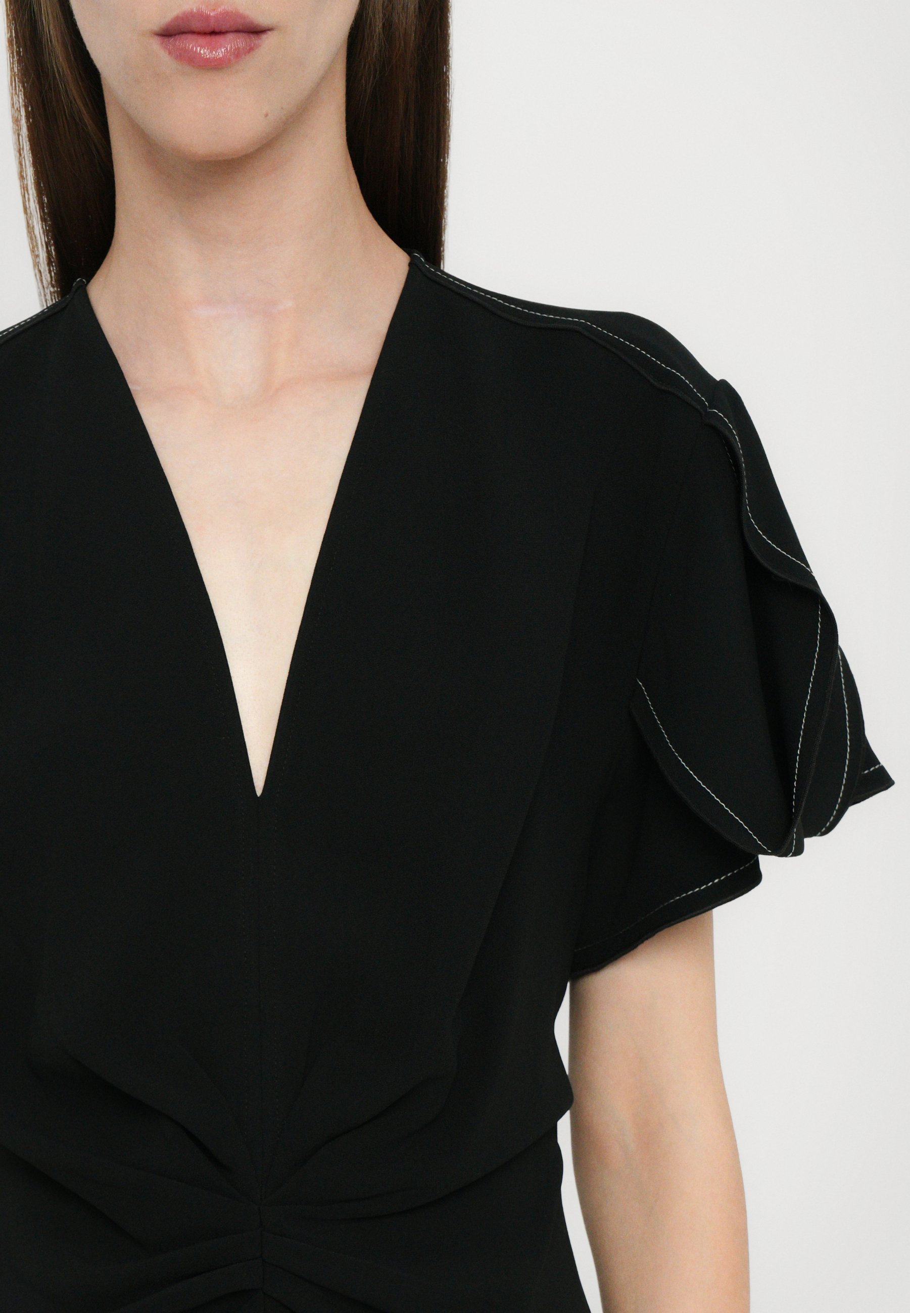 Vestido midi com decote em V franzido da Victoria Beckham - Vestido longo - preto