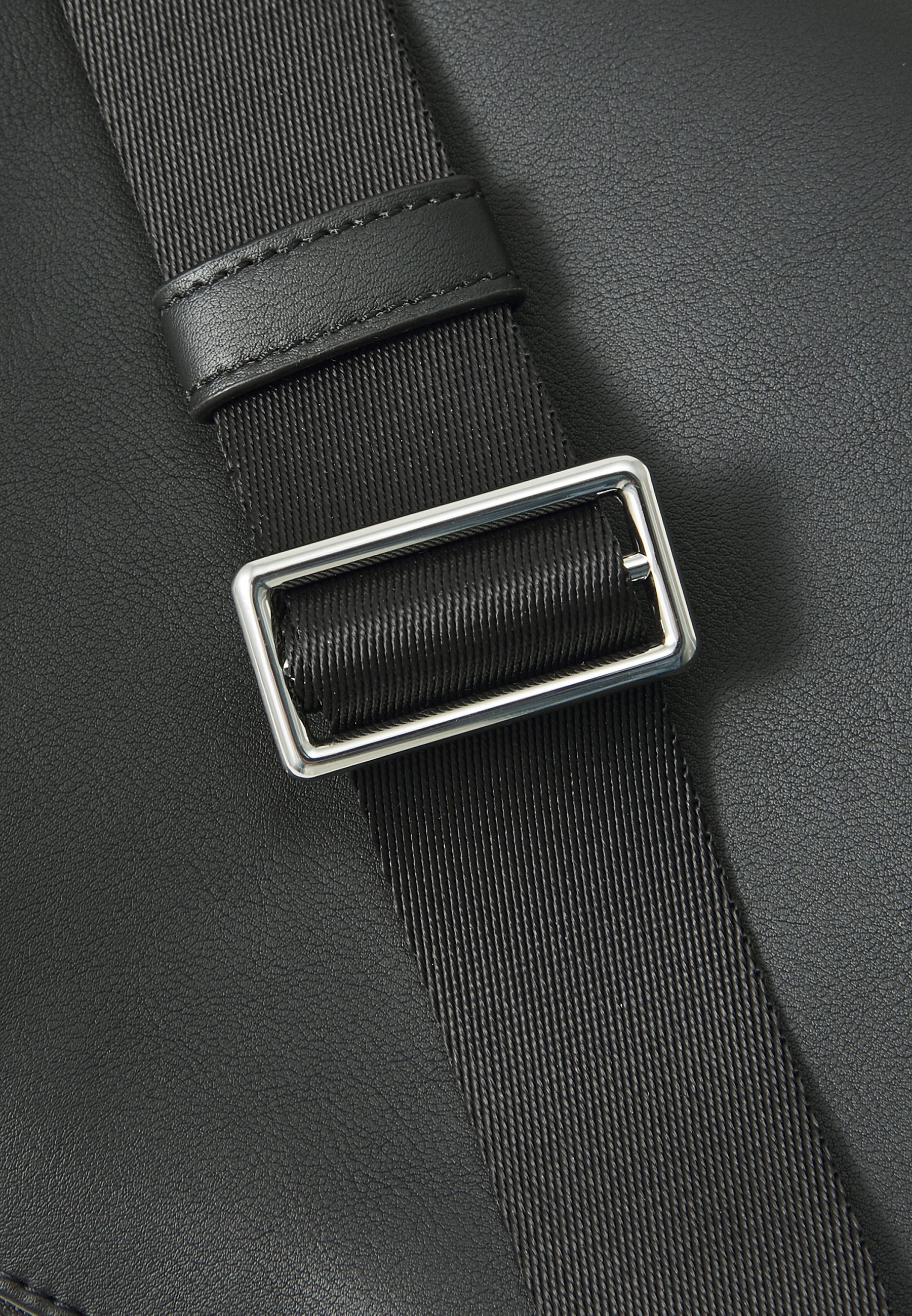 Tommy Hilfiger RELAXED CROSSOVER UNISEX - Crossbodytas - zwart