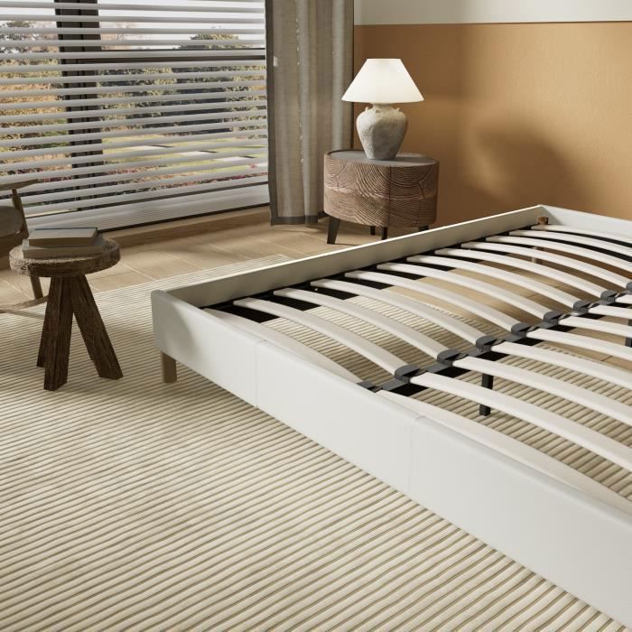 Bed met lattenbodem 140 x 200 cm - Witte stoffen bekleding - Stabiel en stevig - Verstevigende middenpoten