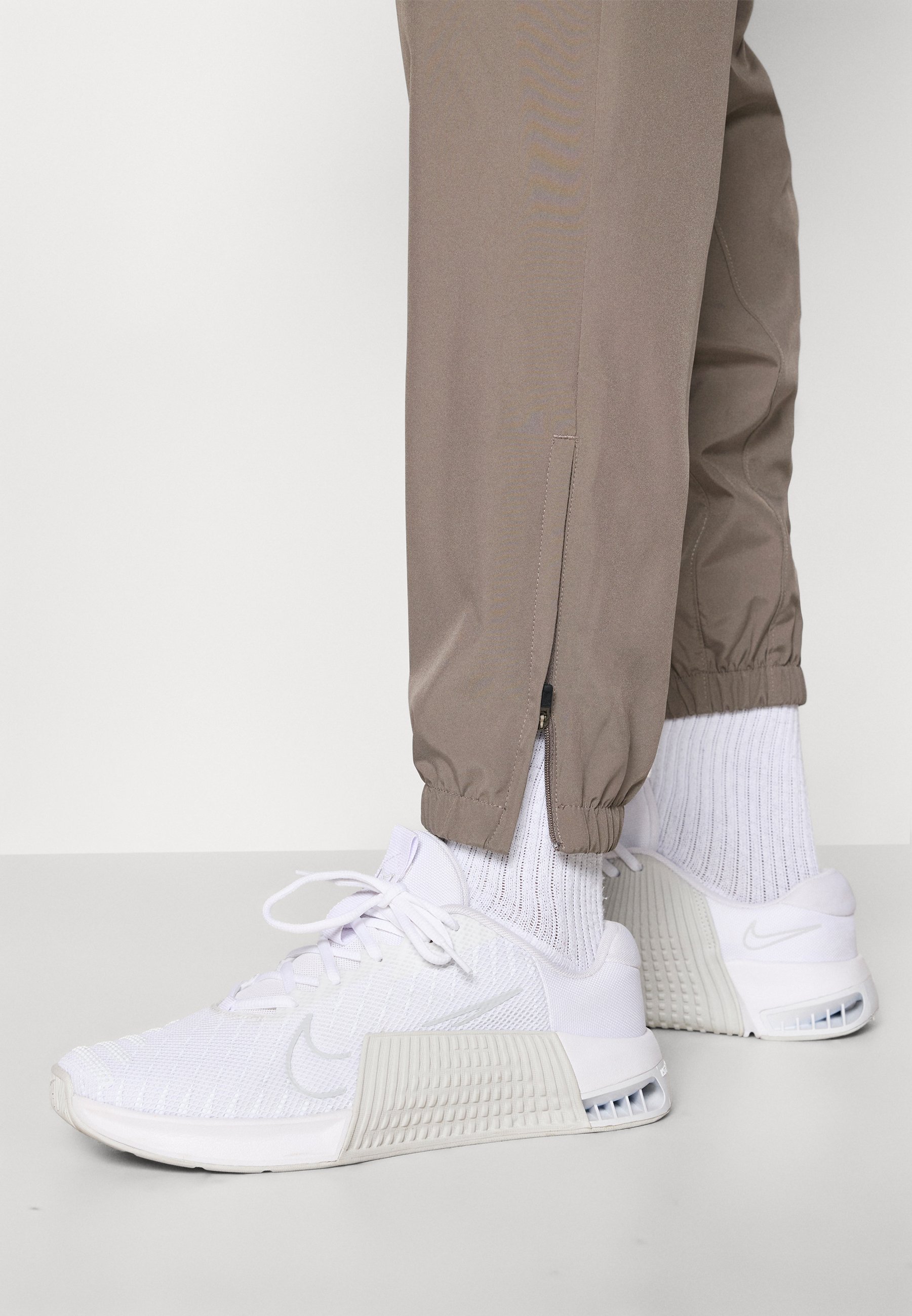 Pantalon de survêtement Nike Performance FORM - coloris pierre/noir/argent réfléchissant