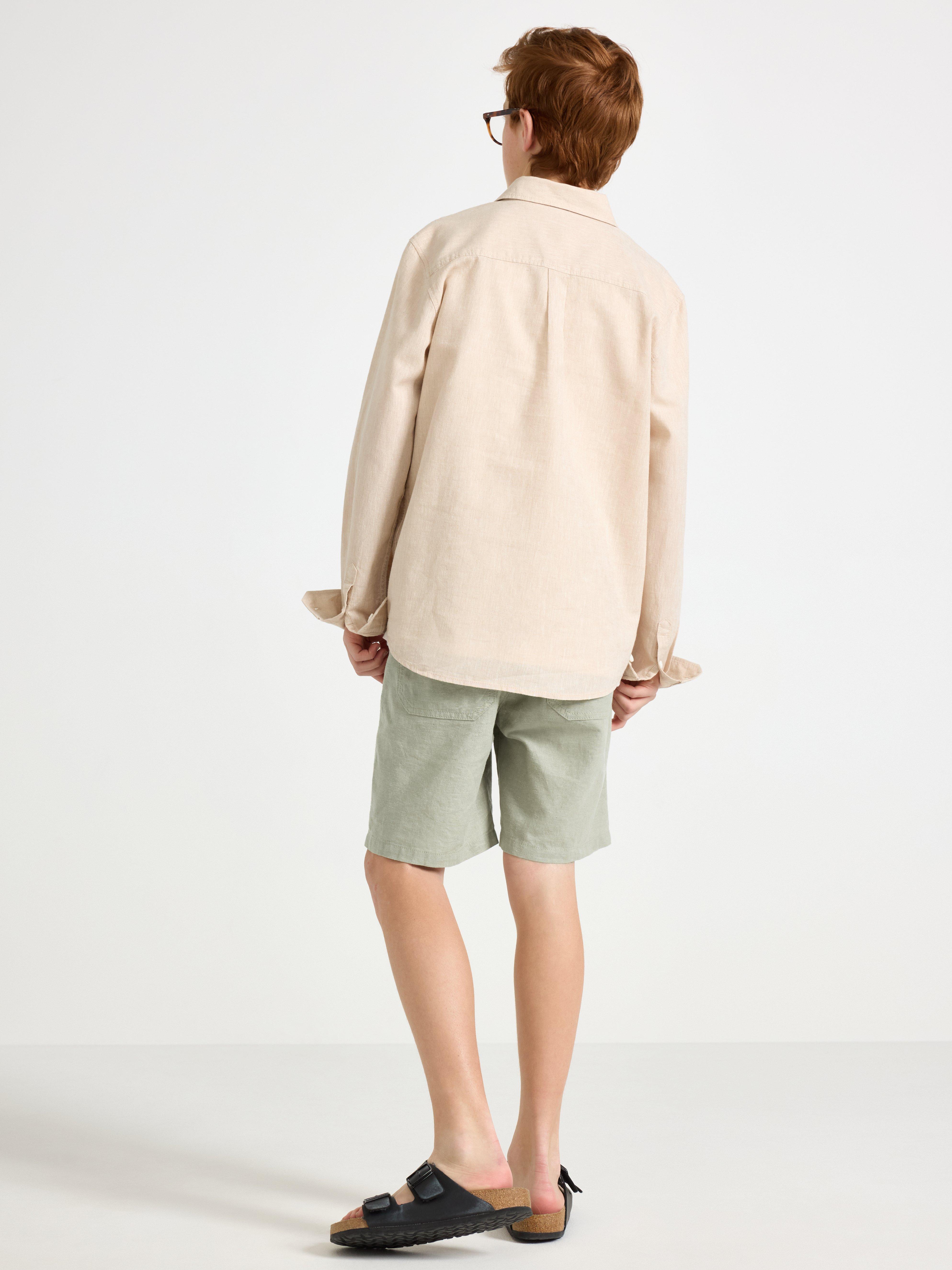 Shorts em linho bege claro