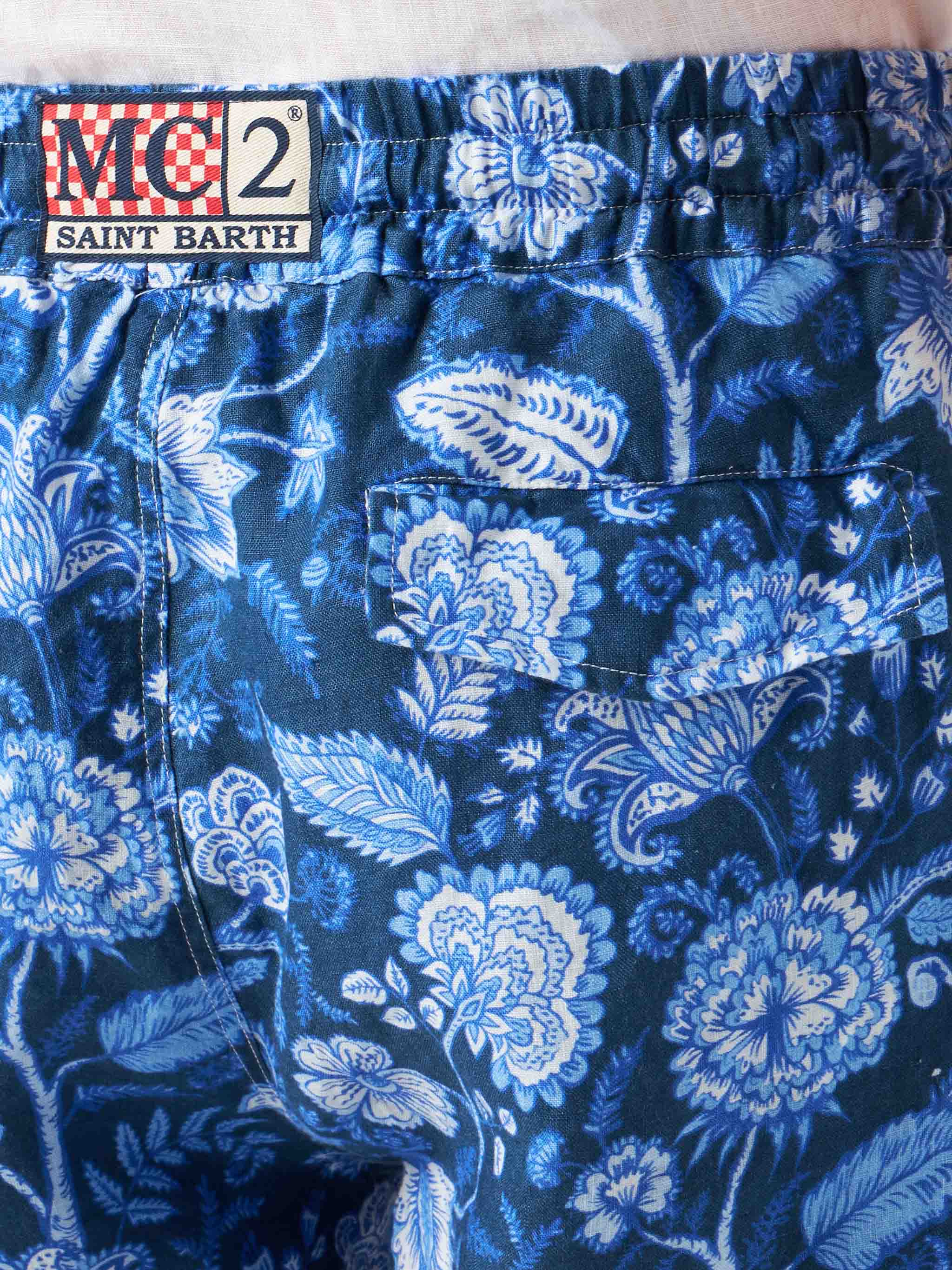 Bermudashorts voor heren van blauw linnen met bloemenprint.