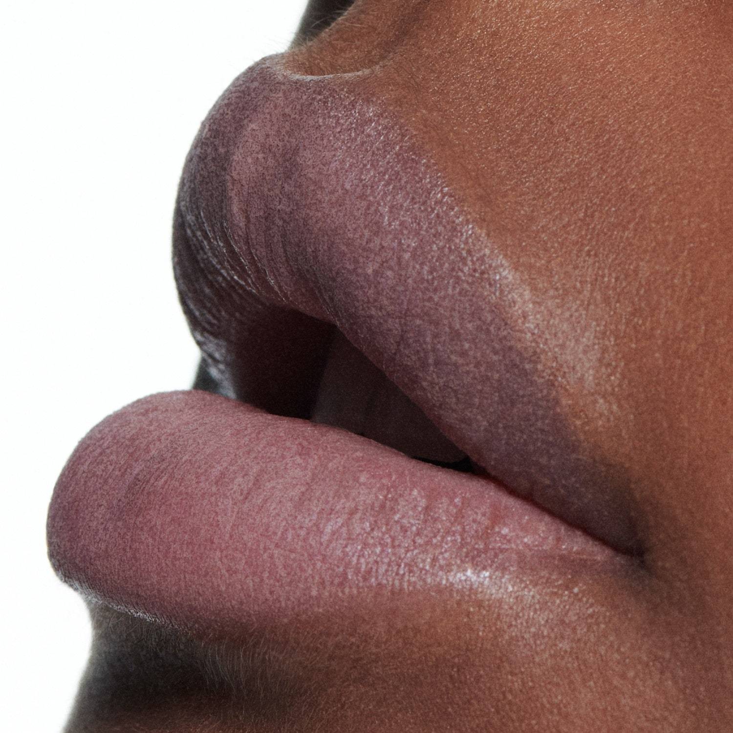 MAC skysti lūpų dažai „Intimate Nudes Powder Kiss“ – 5 ml