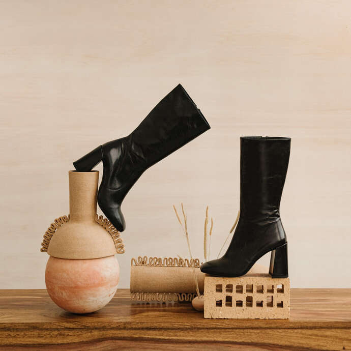 Bottes à talons et bouts carrés  en cuir vieilli noir