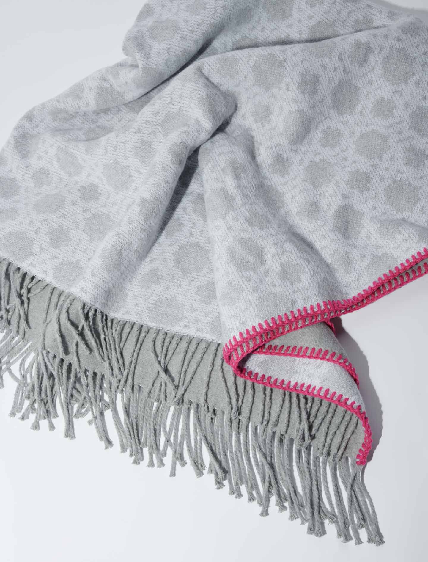 Poncho met monogram - Parelgrijs