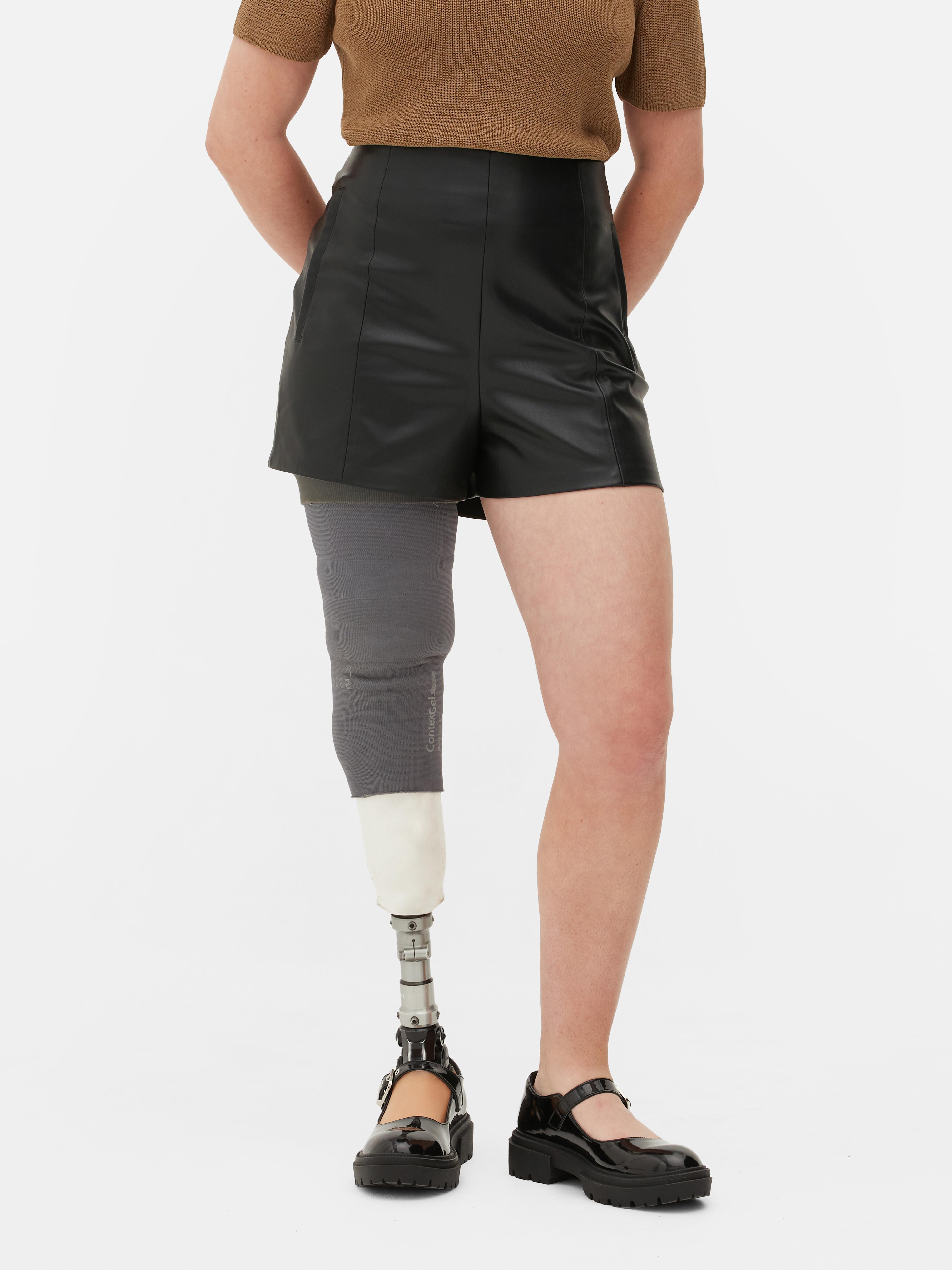 Pantaloni scurți din piele ecologică Pantaloni scurți strâmți din piele ecologică cu panouri modelatoare și buzunare laterale