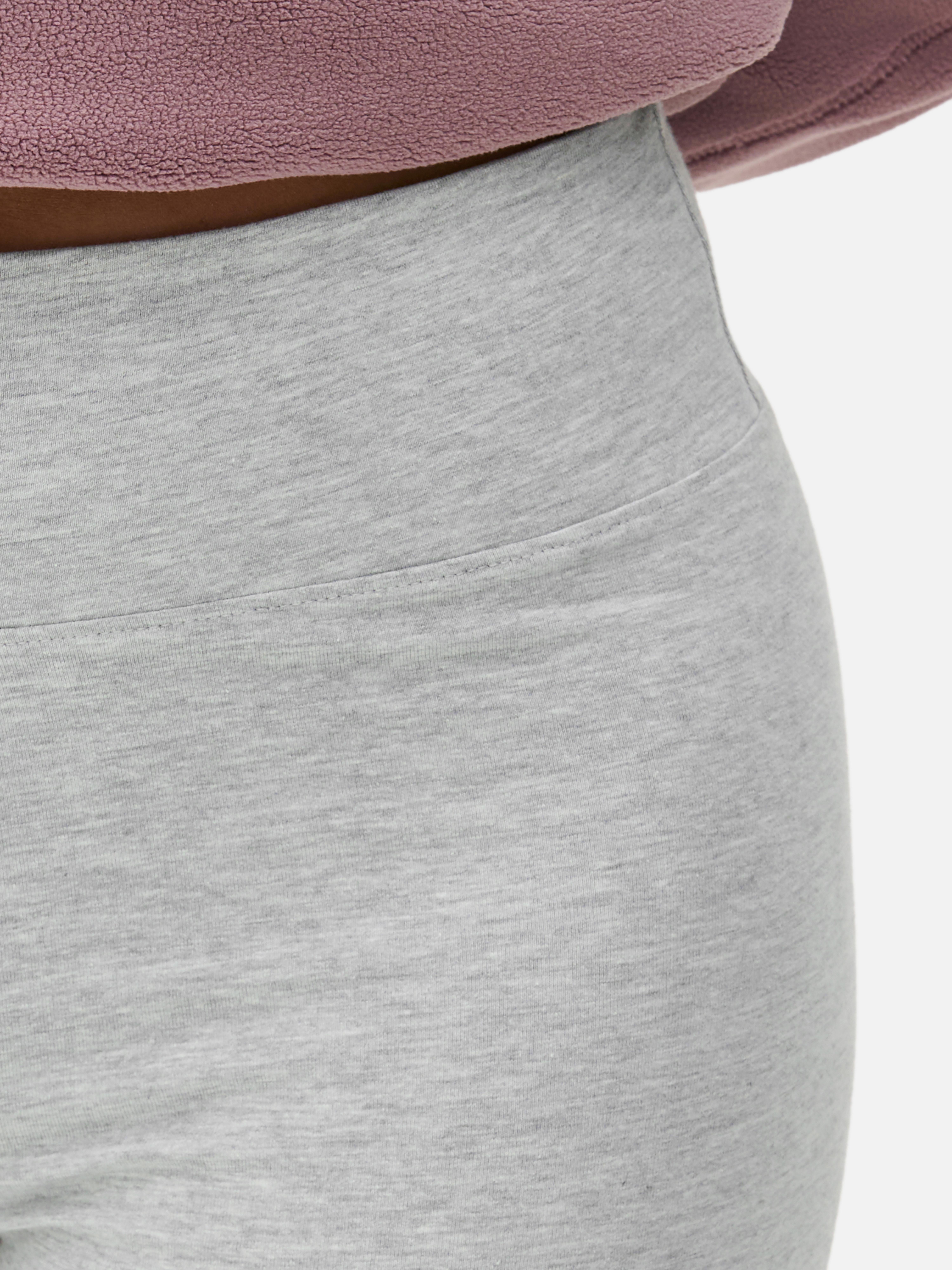 Pantaloni scurți de yoga cu talie înaltă, set de 2 Un set de doi pantaloni scurți de yoga pentru a-ți pune în valoare statul în cap
