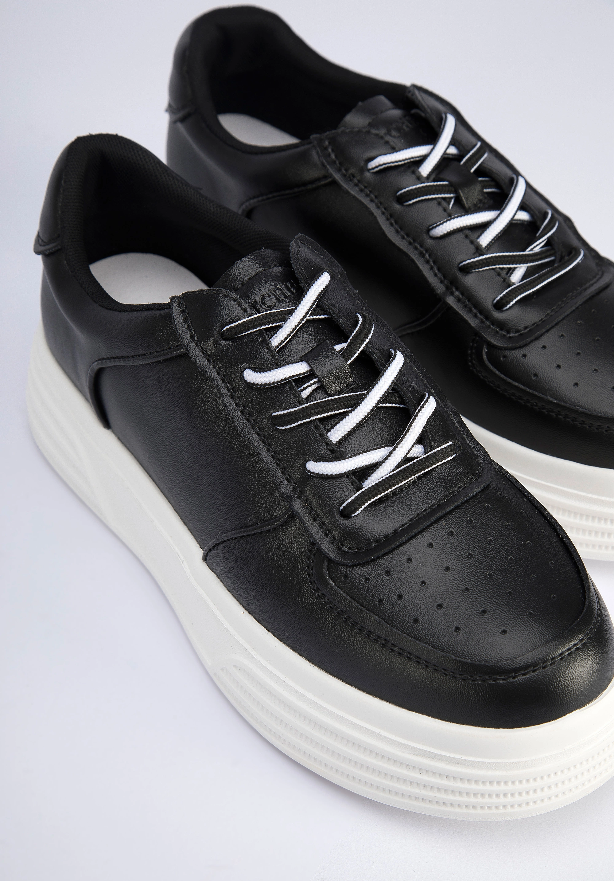 Damskie sneakersy skórzane na lekkiej platformie czarno-białe
