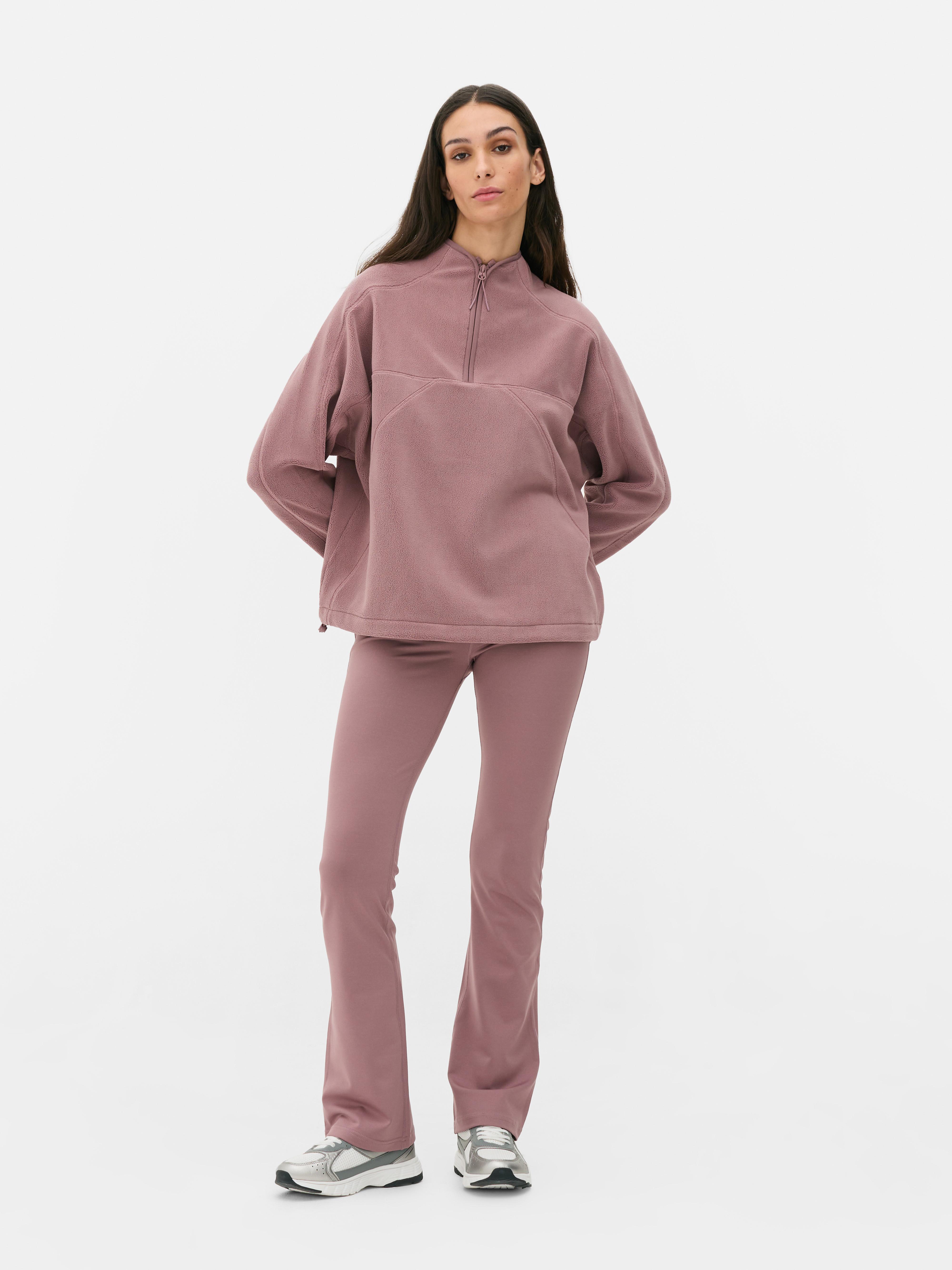 Colanți yoga evazați. Colanți cu talie elastică lată și talie evazată pe picioare pentru un look casual și sportiv.