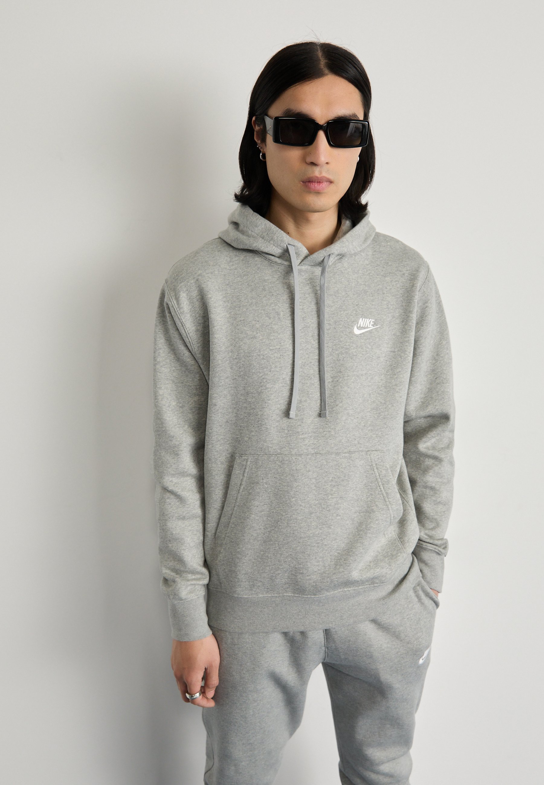 Nike Sportswear SPORTSWEAR CLUB FLEECE - Sweatshirt - grijs gemêleerd/mat zilver/wit