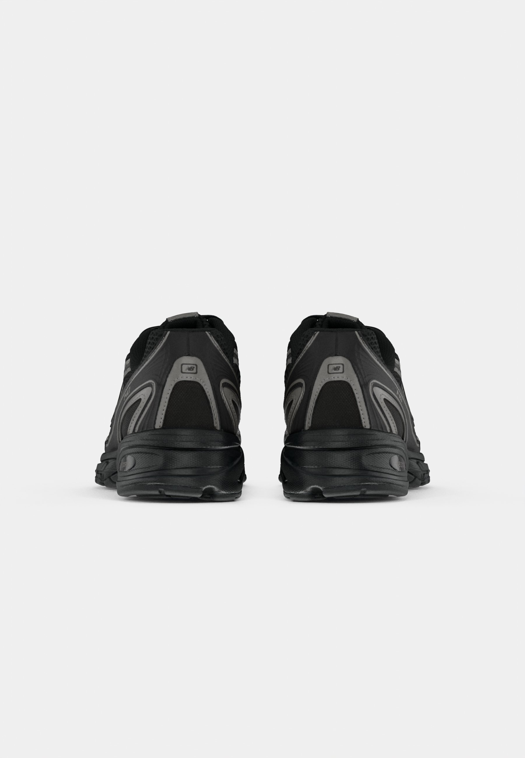 U740 UNISEX - Matalavartiset tennarit - blackNew Balance