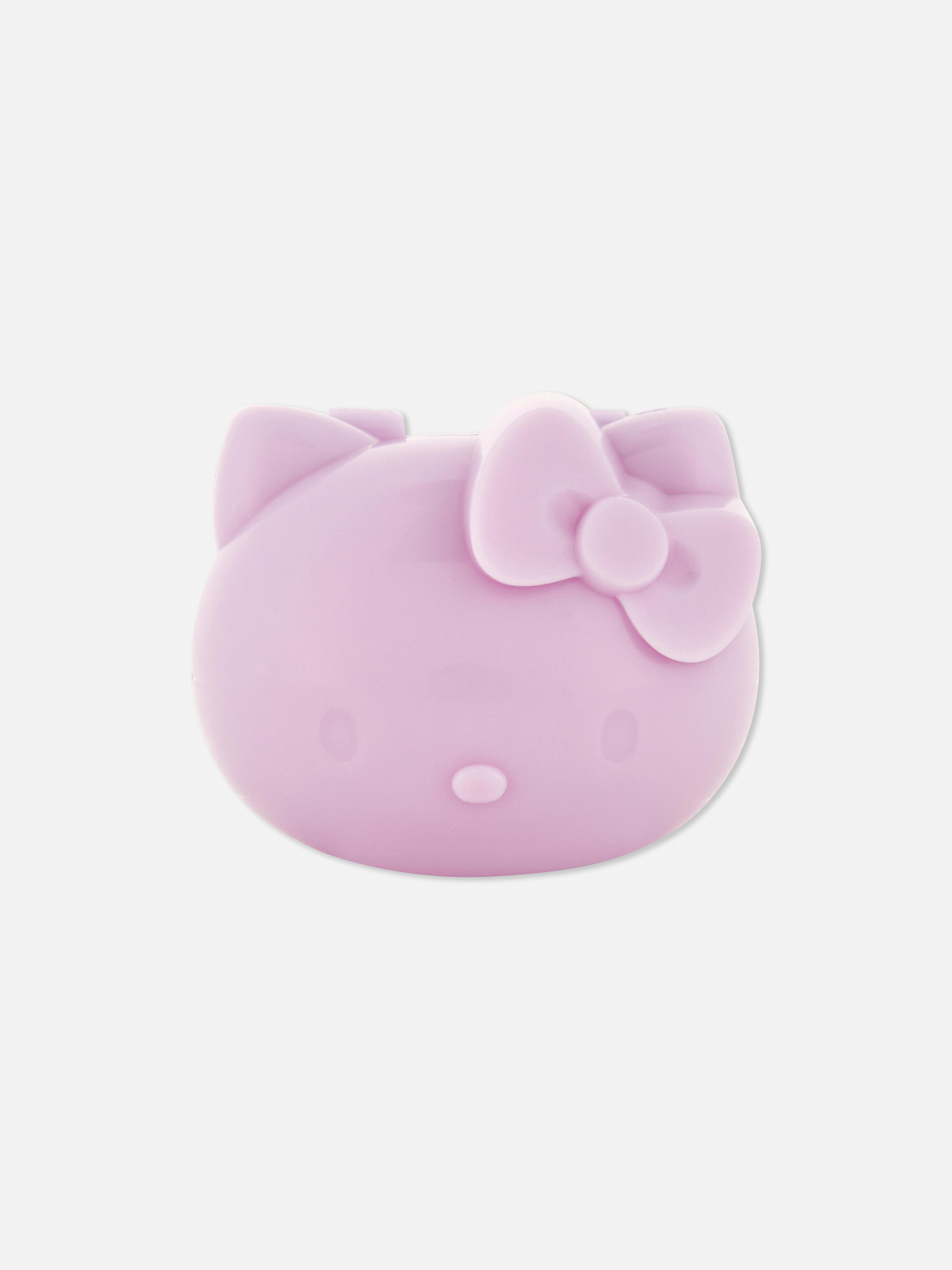 Balsam de buze parfumat cu Hello Kitty. Acest balsam de buze cu parfum de căpșuni are o nouă cutie Hello Kitty.