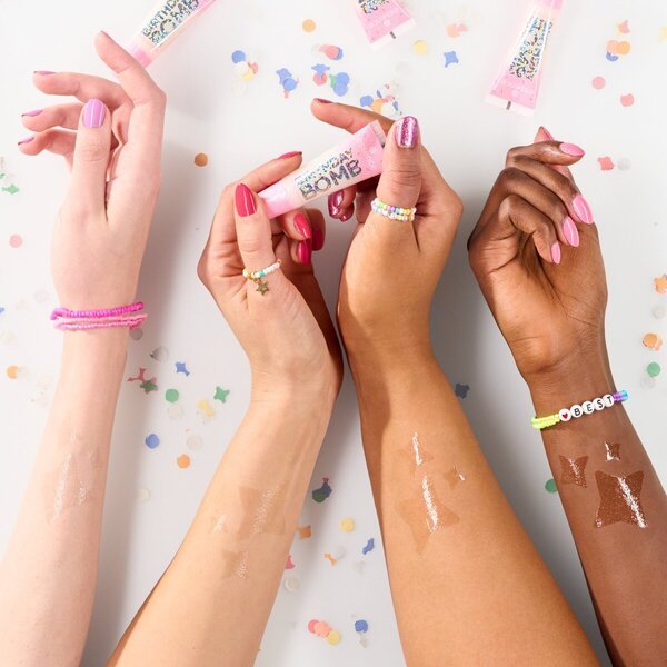 Sjaj za usne Essence Birthday Bomb 01 Cake My Day 10ml