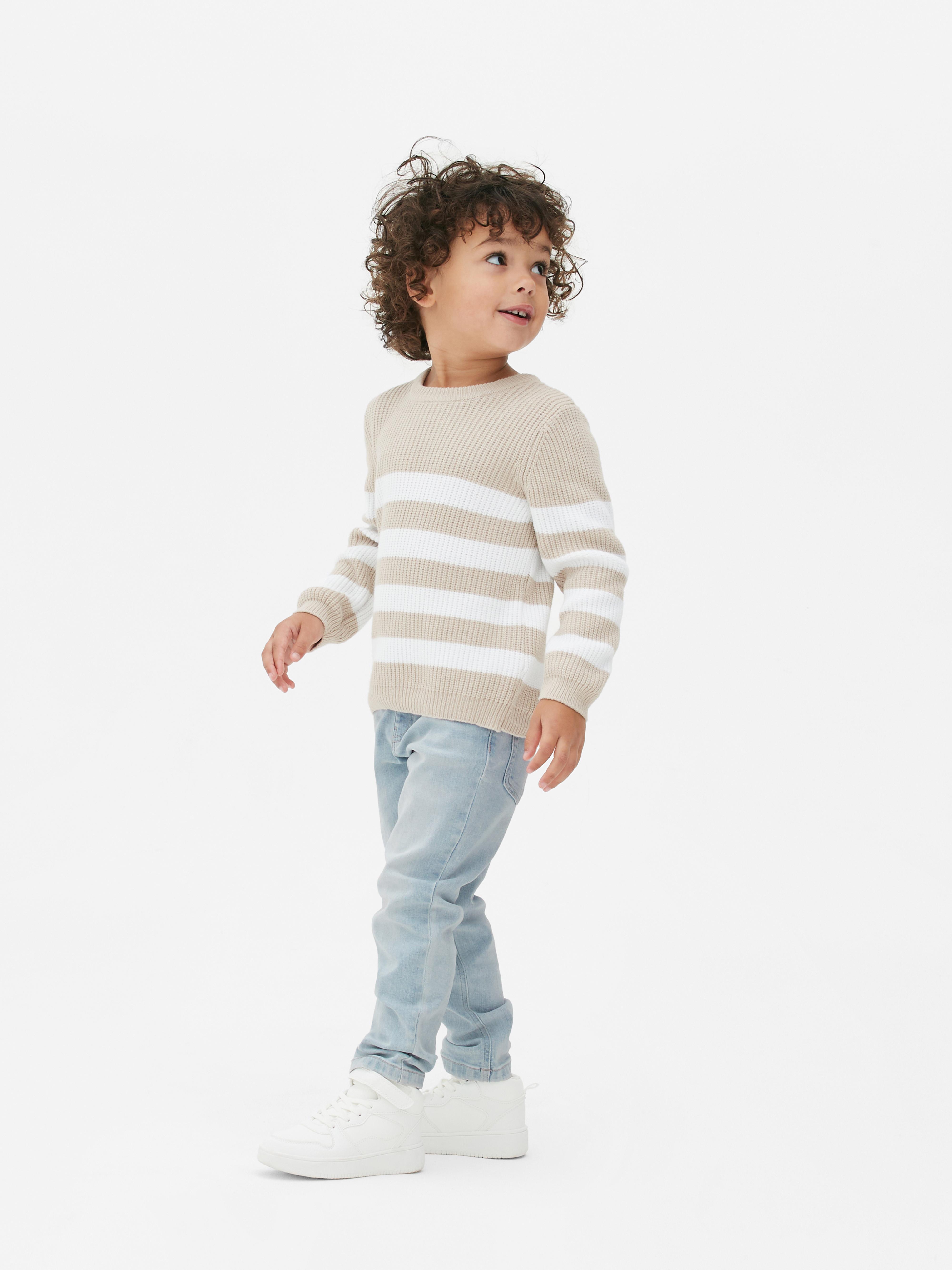 Schmal geschnittene Jeans für Jungen. Eine coole, schmal geschnittene Jeans mit Gürtelschlaufen und Knöpfen vorne.