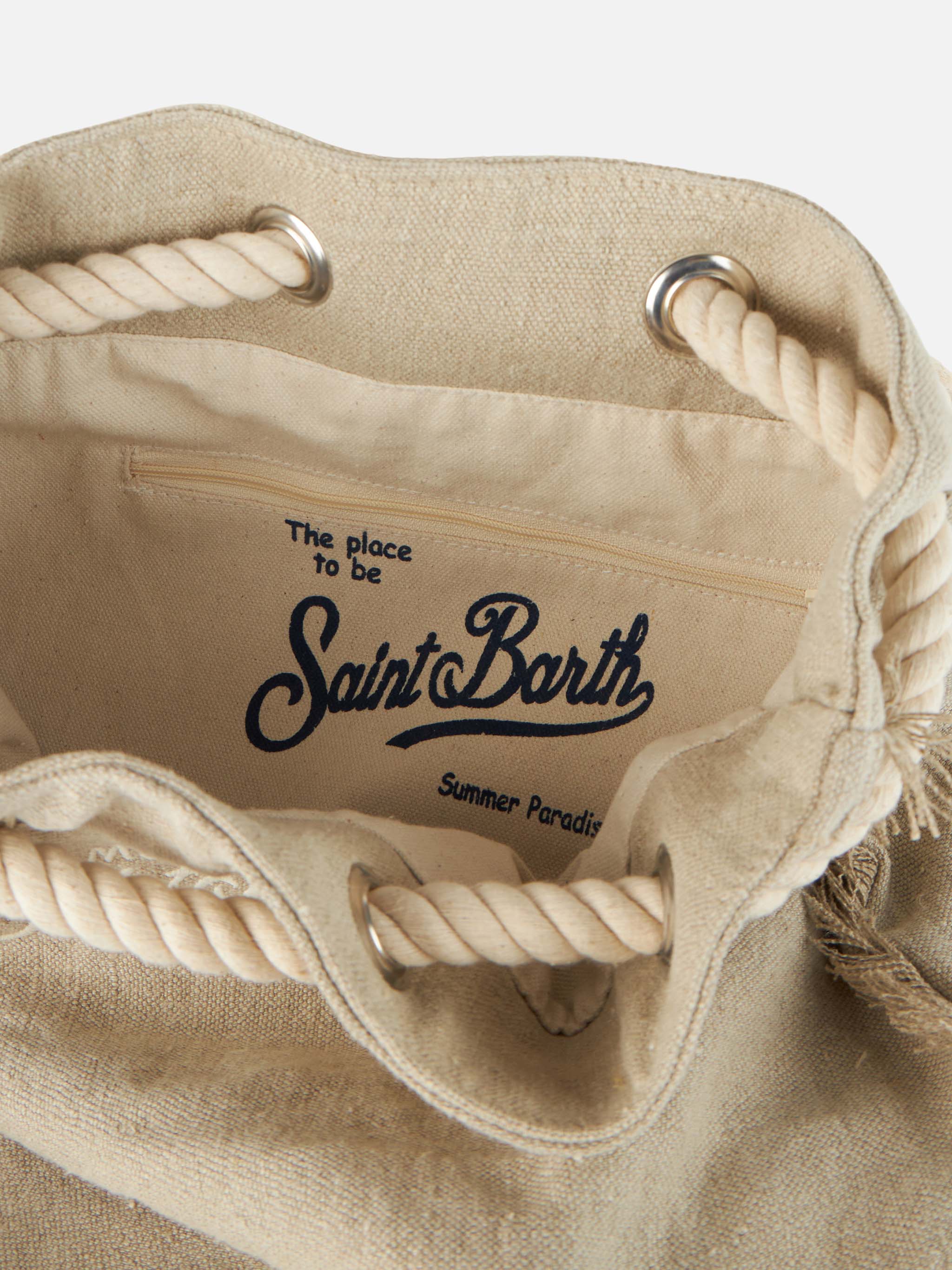Beigefarbener Leinenrucksack im Bootsstil | Hochwertiges Leinen, rustikale Holzkordeln, Lederdetails, gesticktes Logo | Stilvolles und praktisches Design | MC2 Saint Barth