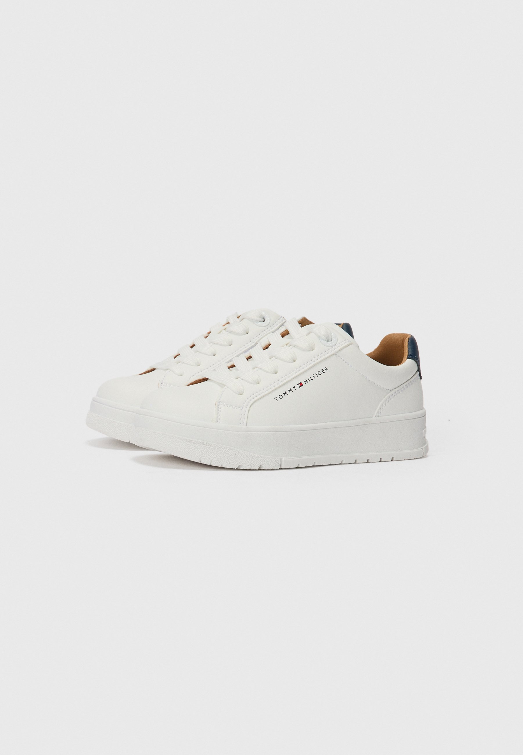Tommy Hilfiger NATHAN UNISEX - Vabaajajalatsid - valge/sinine