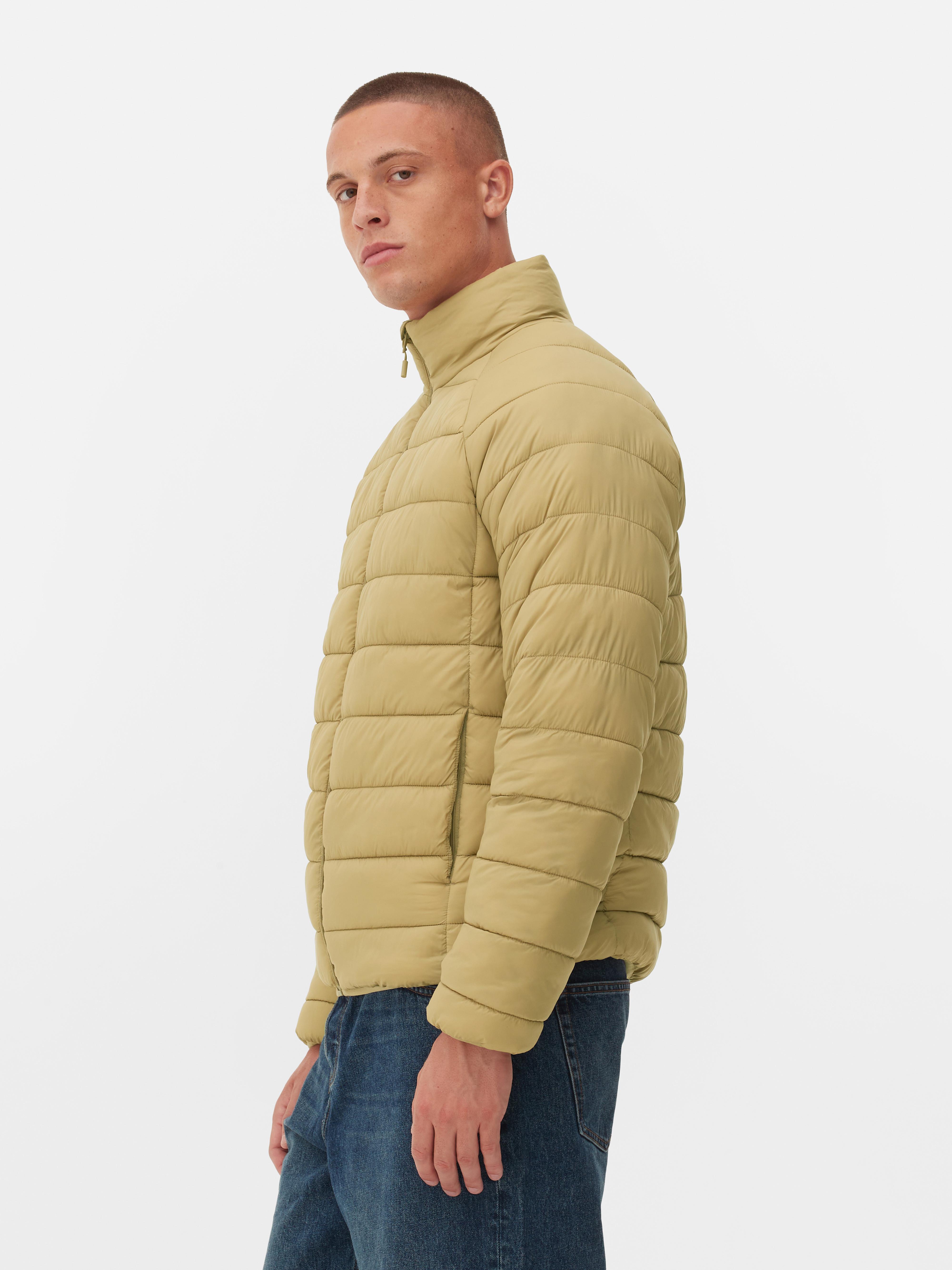 Steppjacke mit Stehkragen. Eine lässige Steppjacke mit Stehkragen, Reißverschluss und Taschen.