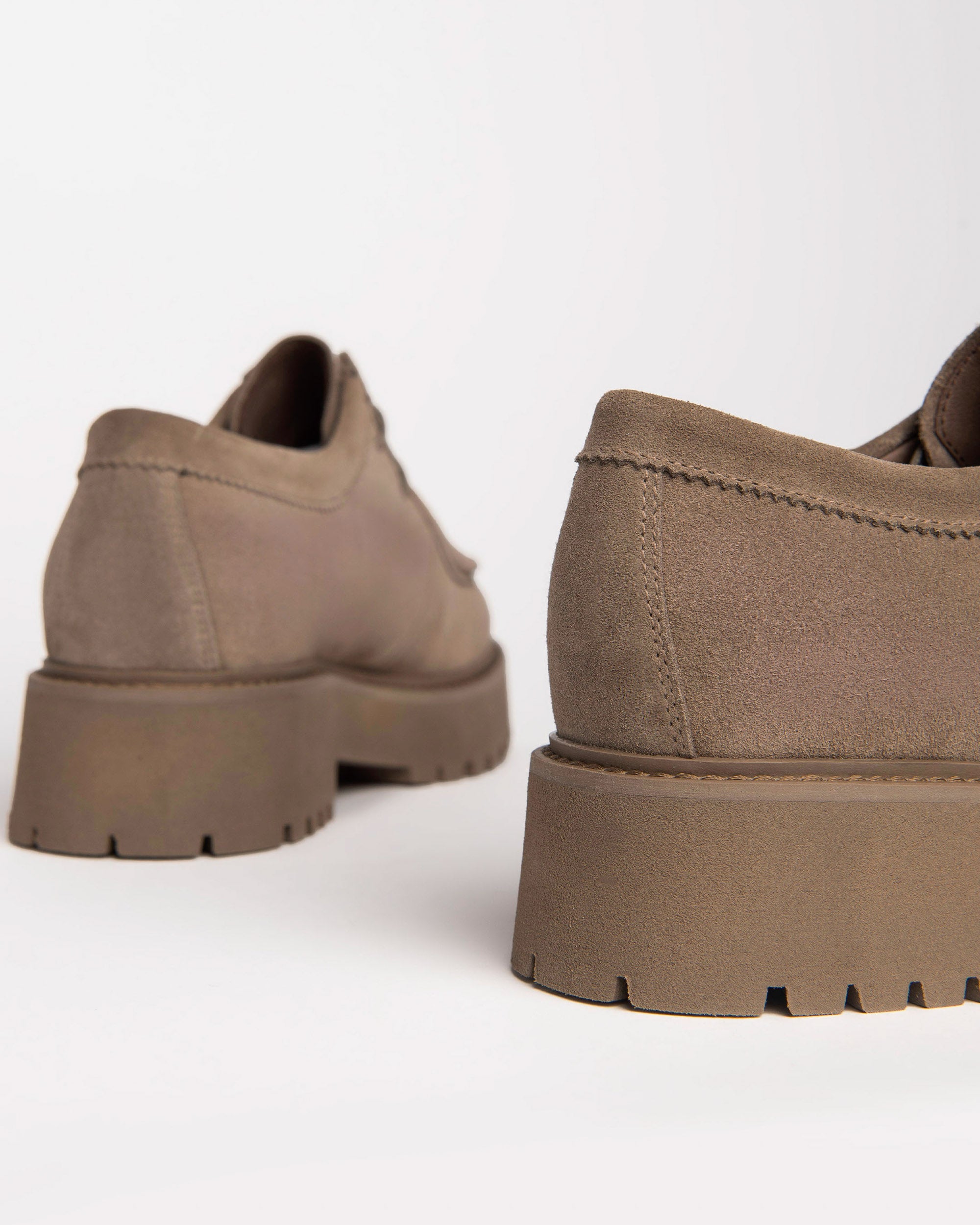  Damen-Schnürschuhe aus Wildleder