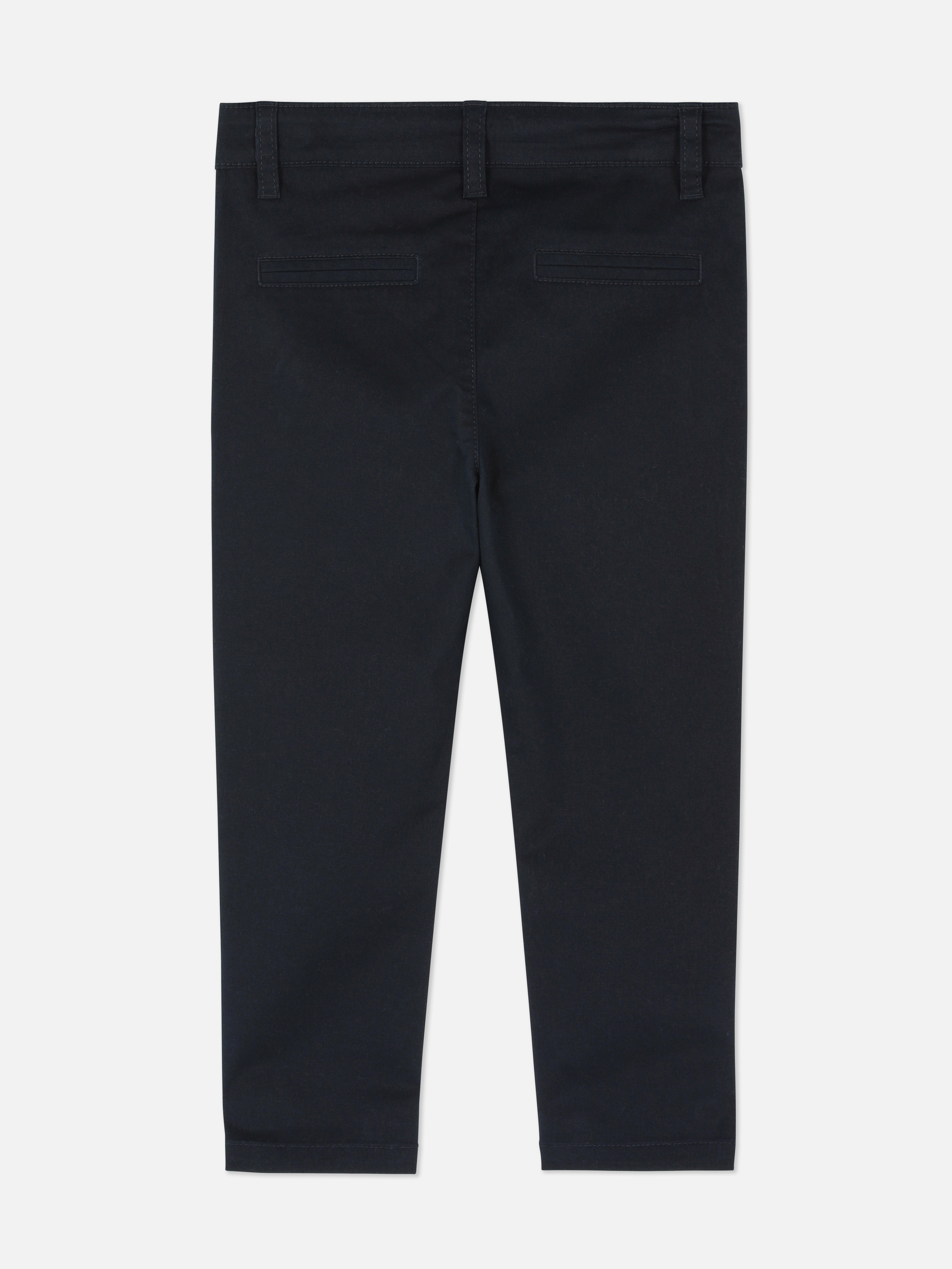 Chino nadrág fiúknak. Ezek az övbújtatókkal, zsebrészletekkel és egyenes szárral ellátott chino nadrágok a fiúk elegáns ruhatárának részét képezik.