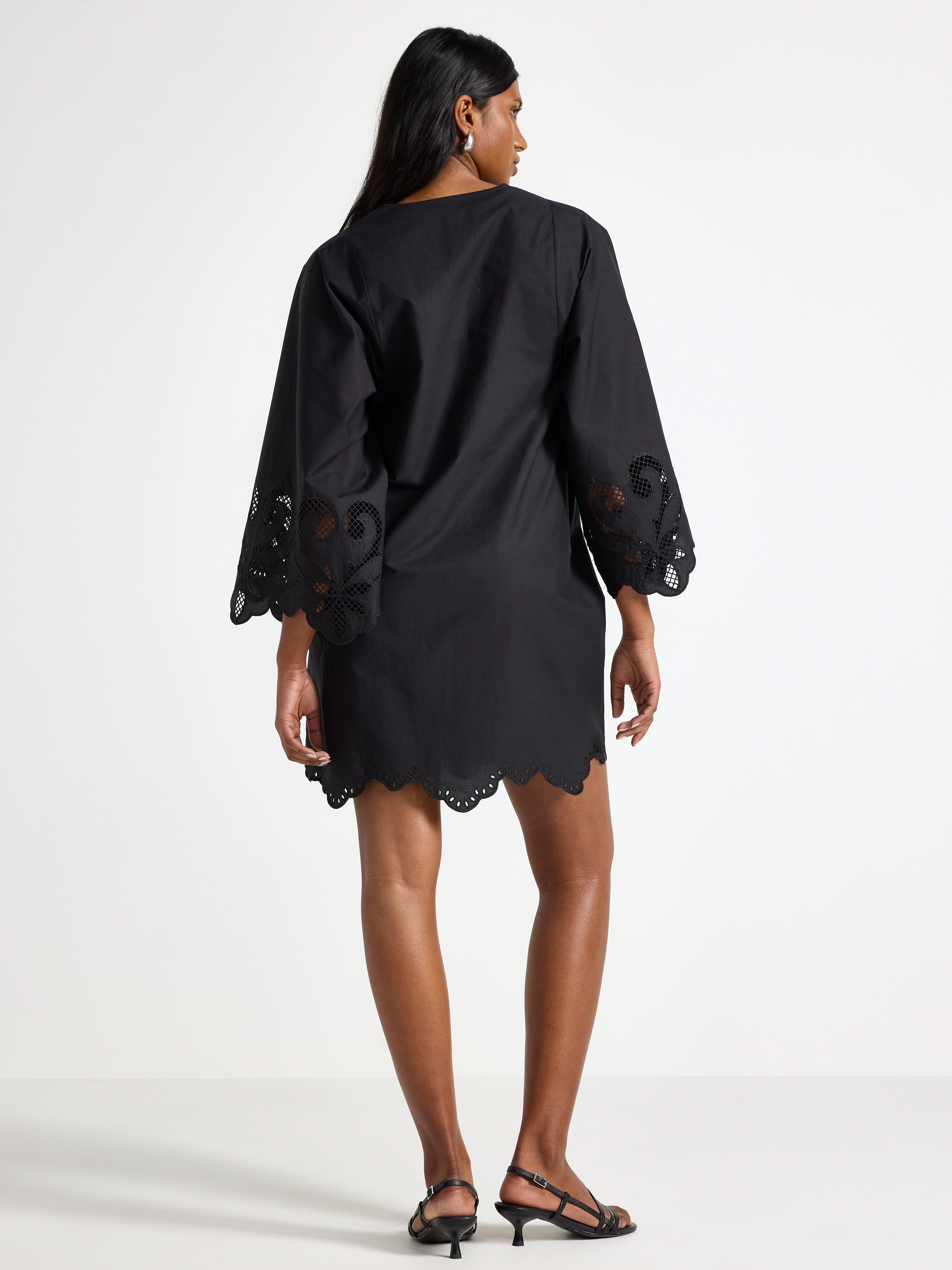Mini vestido com detalhes em renda preta