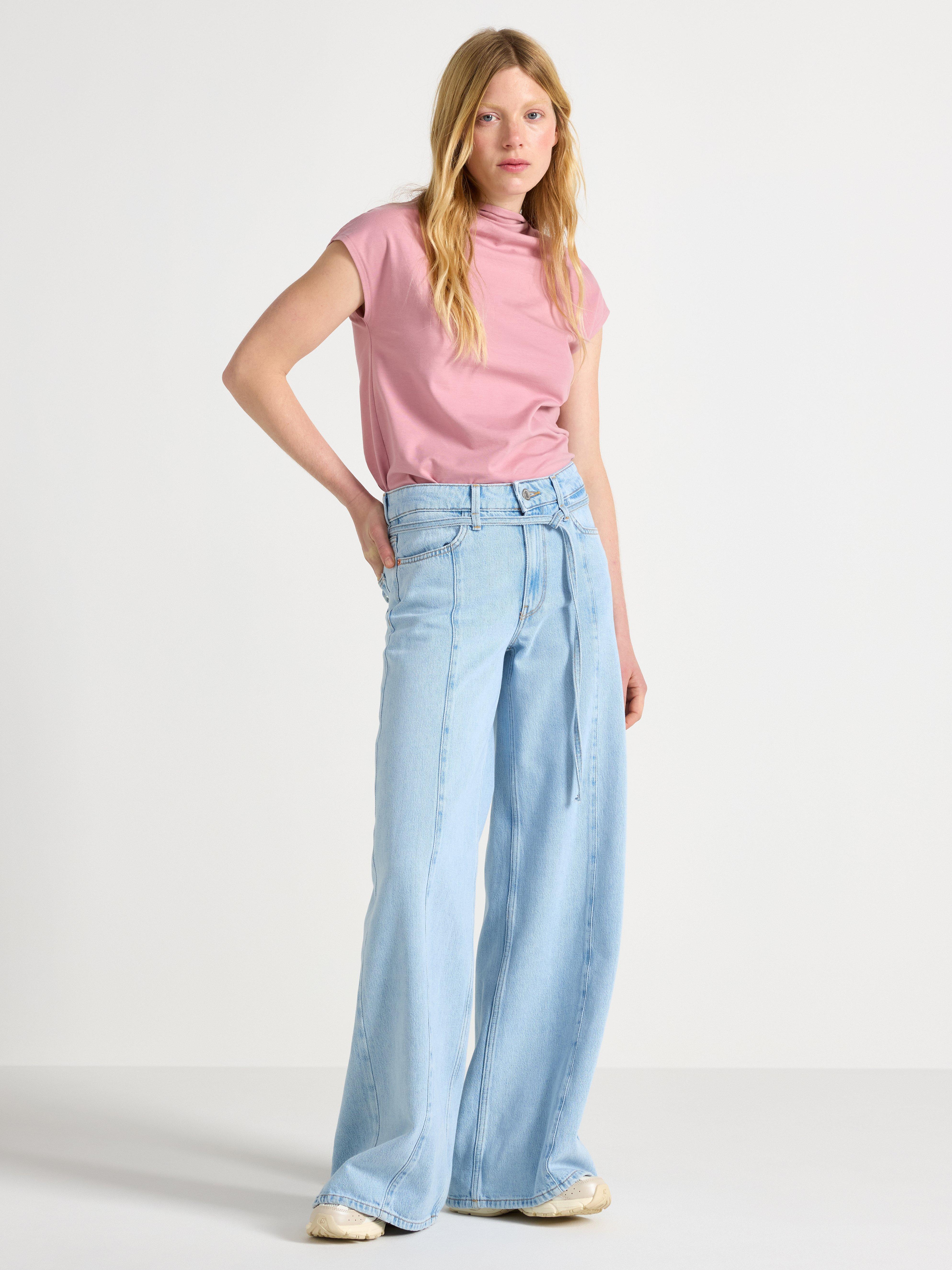 Calça jeans WIDE macia com pernas extra largas em denim claro.