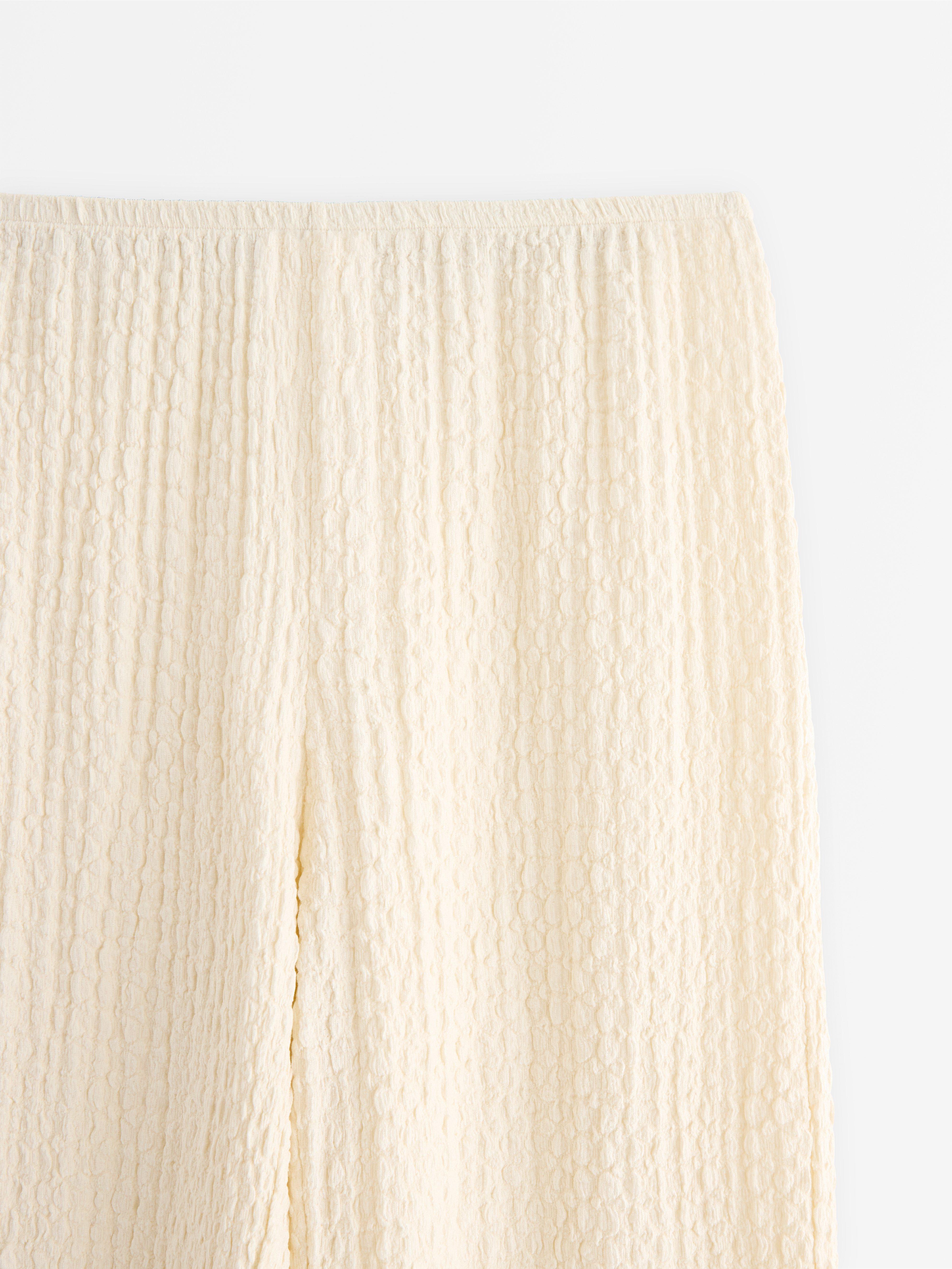 Pantalones de punto texturizado color blanco roto