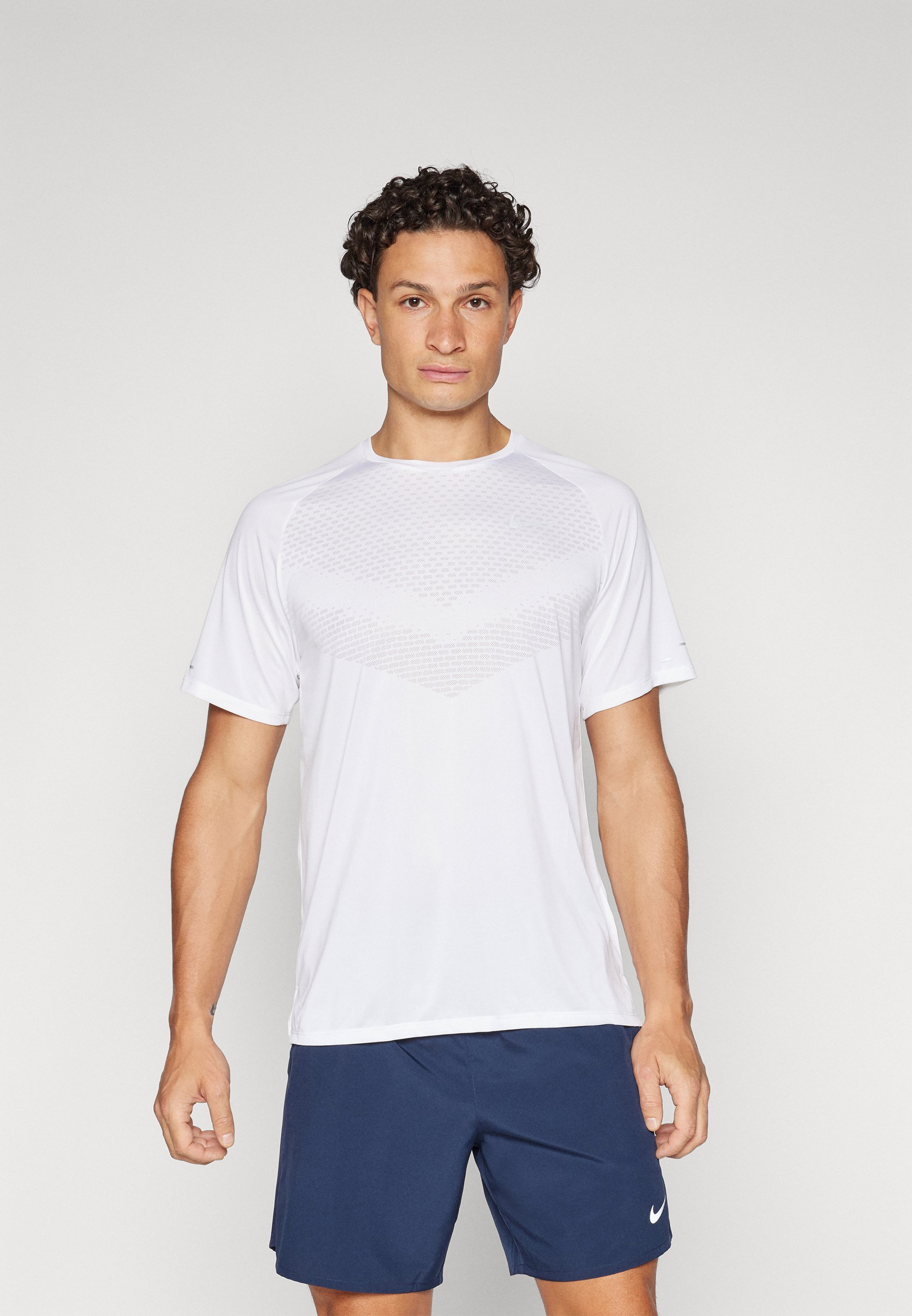 Nike Performance STRIDE TOP – Sport-T-Shirt – weiß/reflektierendes Silber