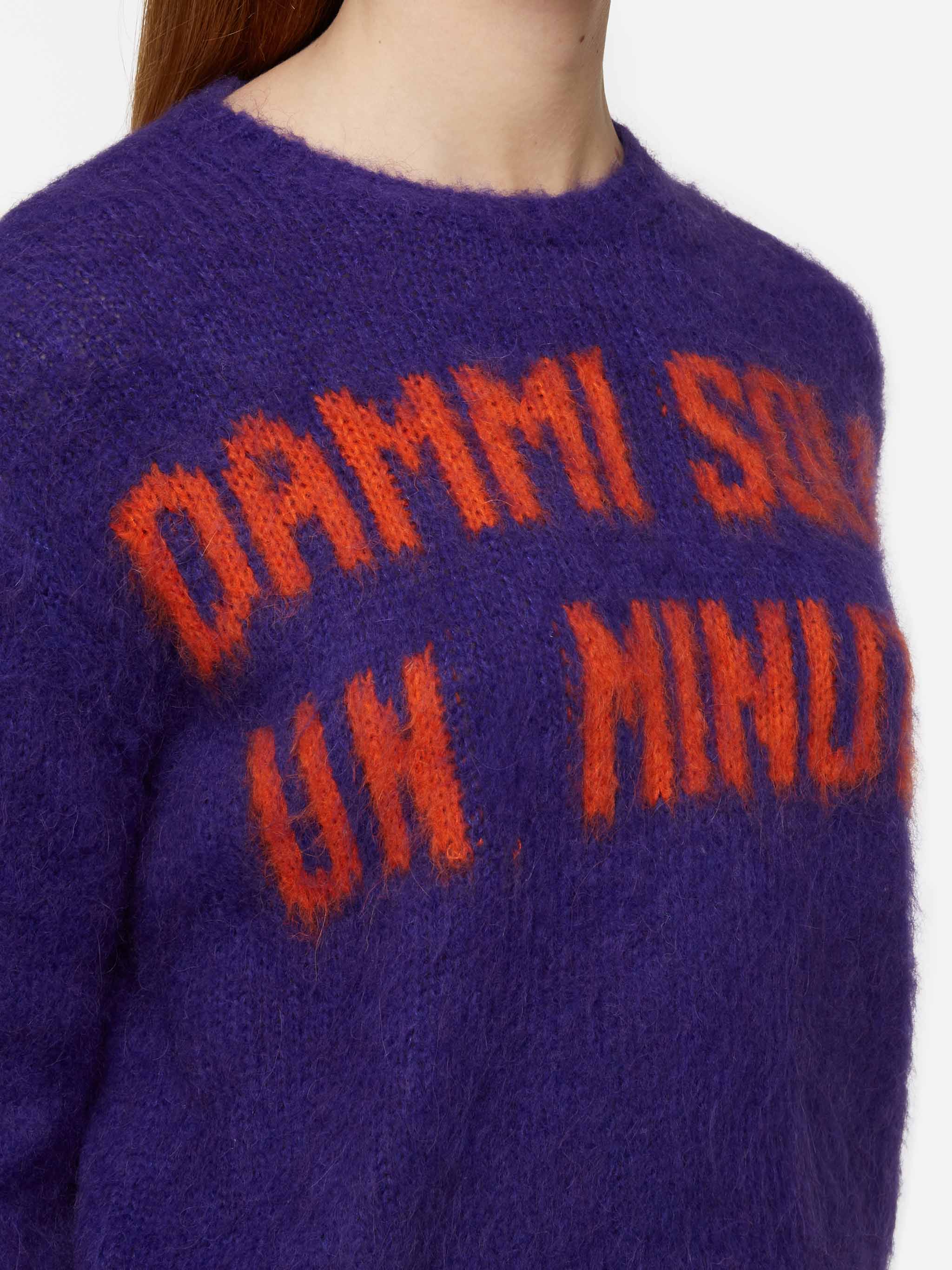 Maglione corto morbido girocollo da donna con ricamo Dammi solo un min